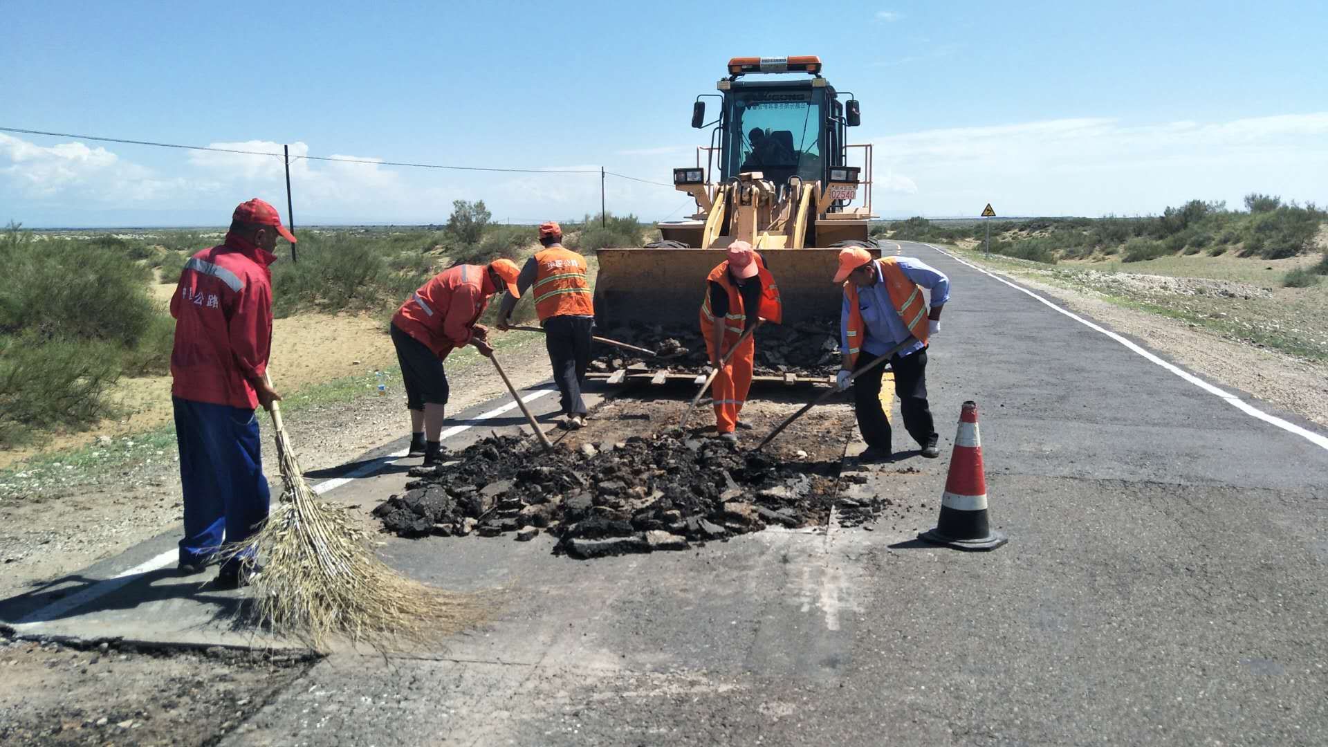 哈巴河公路管理分局补油班职工挖废旧油皮  图：赛力克别克·阿伟太.jpg