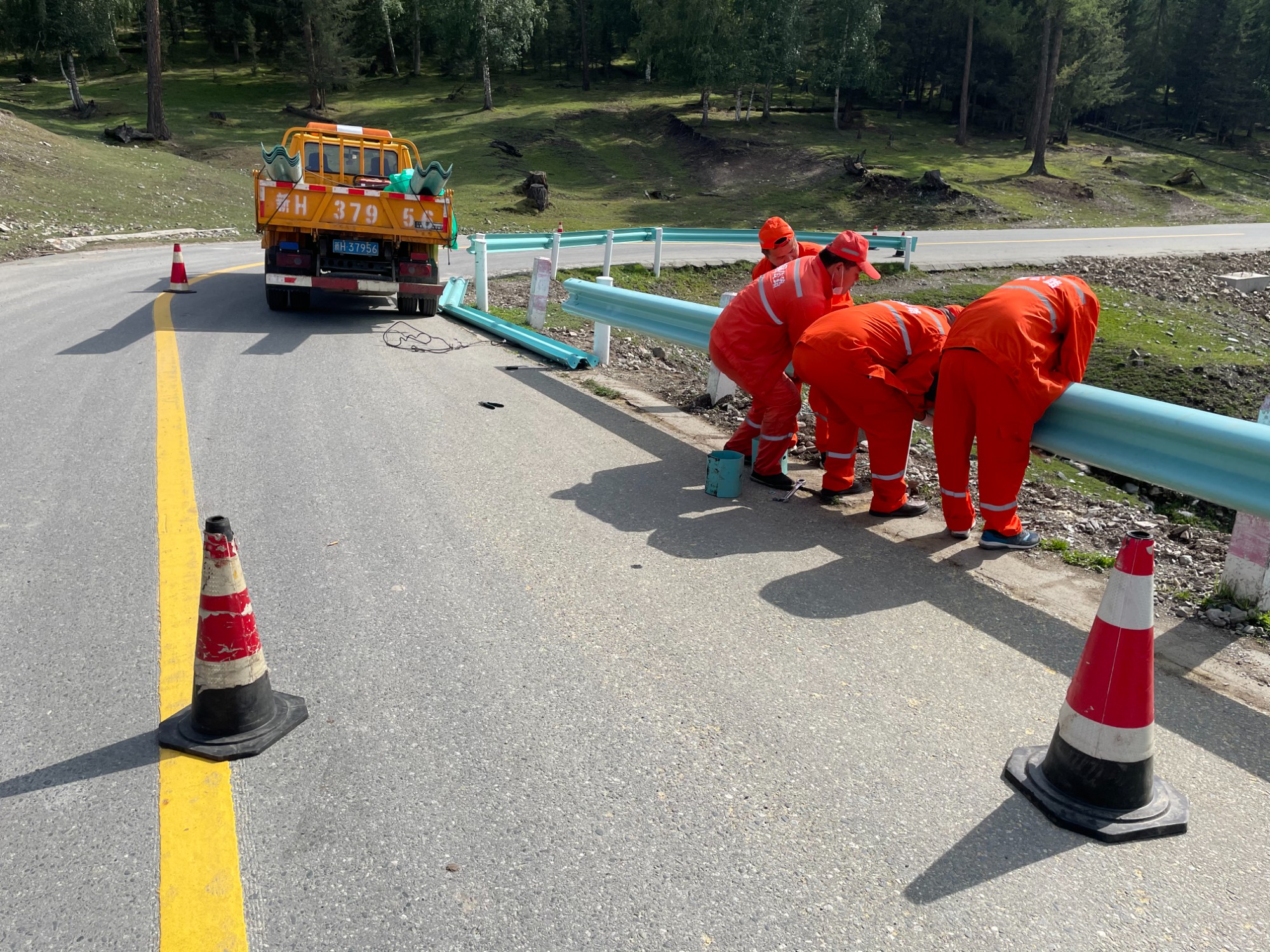 哈巴河公路管理分局职工更换山区路段波形梁护栏中 图：蒋磊.jpg