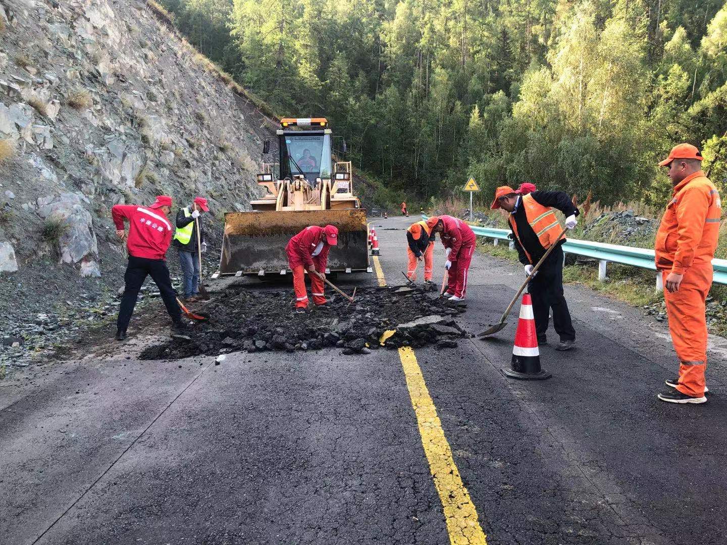 “七夕”节、阿勒泰公路人在G219线山区路段挖除废旧油皮子 图：哈力达•阿尼瓦尔.jpg