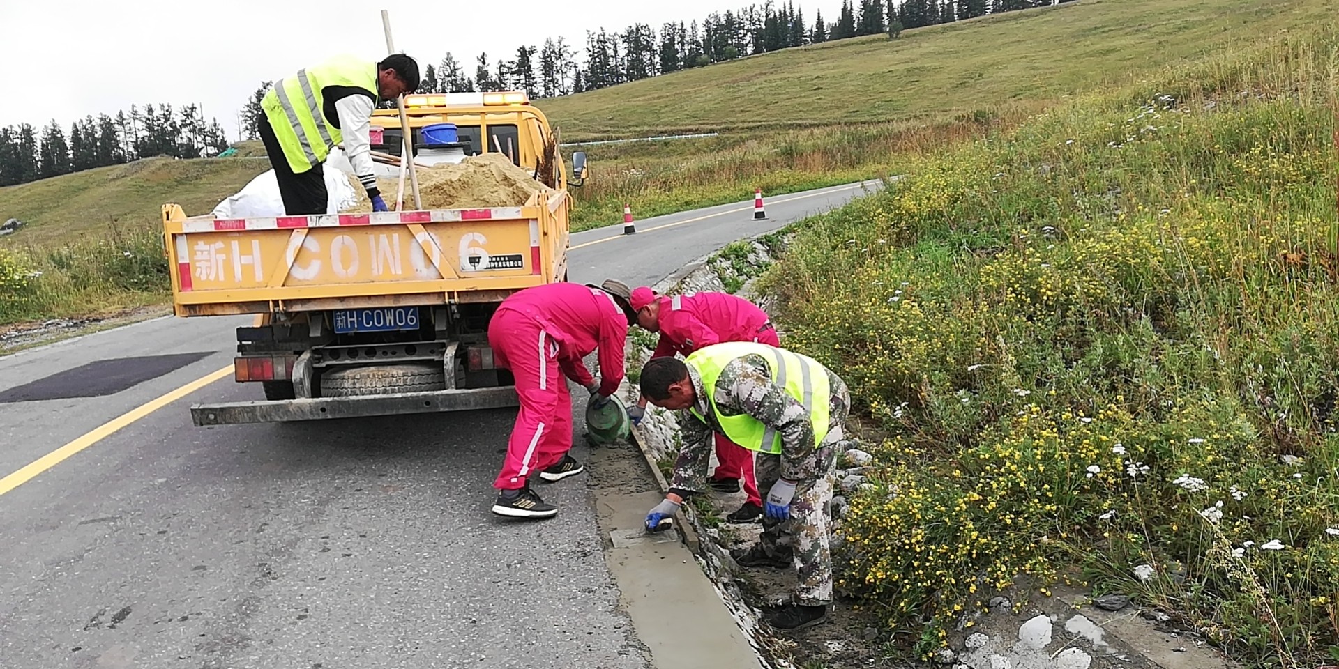 “七夕”节、阿勒泰公路人在G219线山区路段整修浆砌边沟中  图：阿达力别克·布拉提别克.jpg