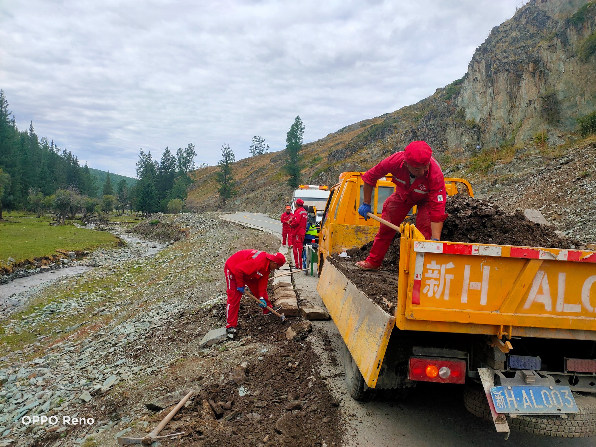 哈巴河公路管理分局整修G219线预制块硬化路肩 图：苏来曼·哈力.jpg