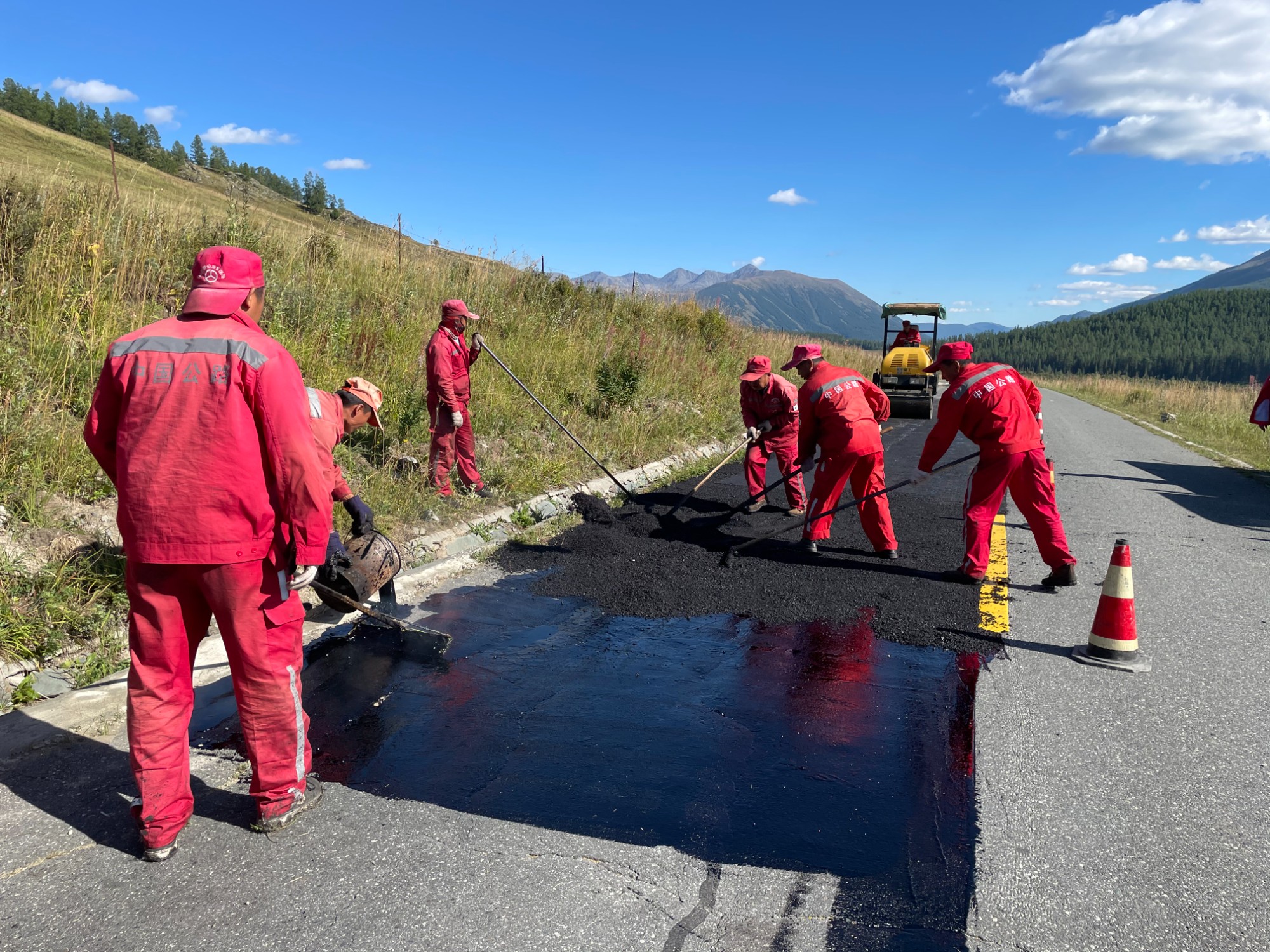 兄弟单位北屯分局职工在G219线喀纳斯至白哈巴山区路段补油 图：蒋磊.jpg