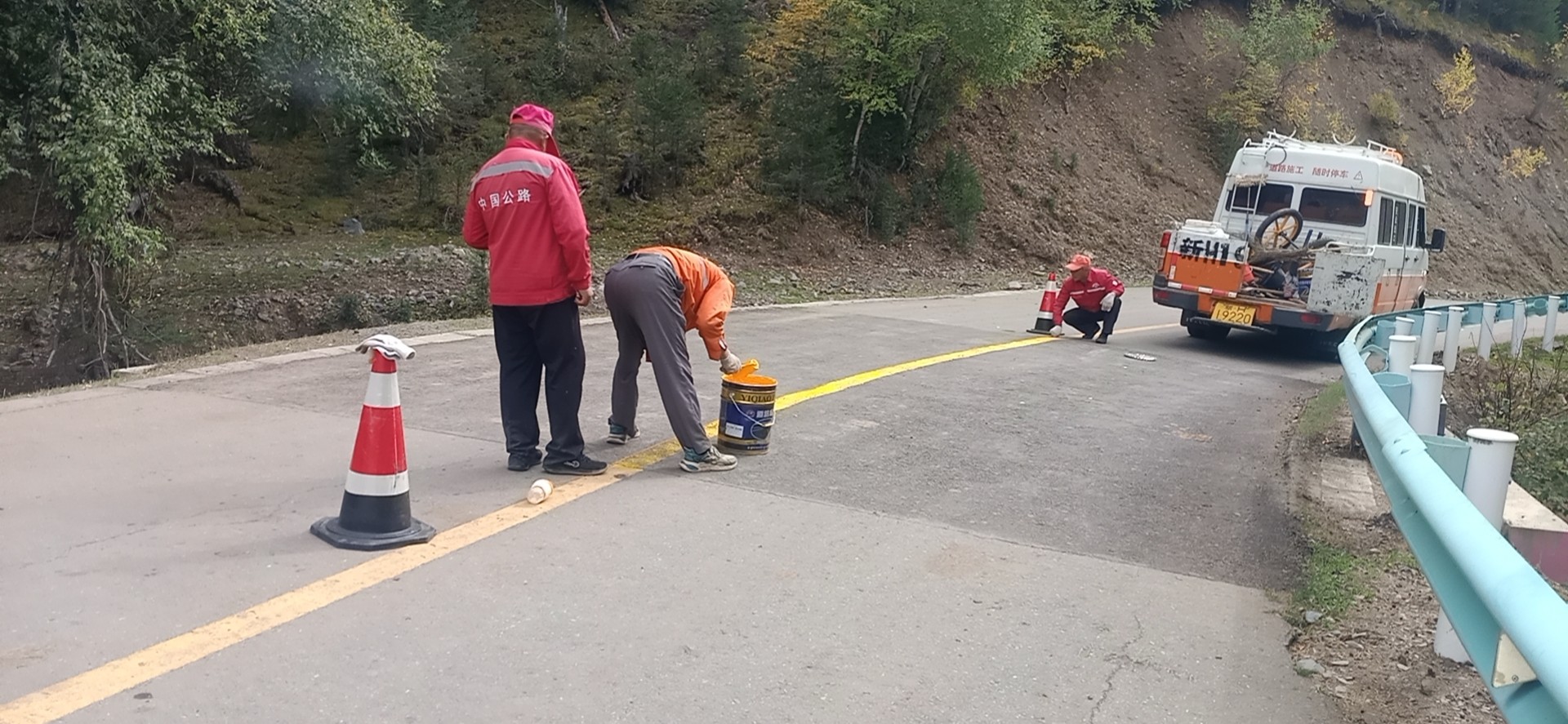 哈巴河公路管理分局在山区路段弯道处补划标线 图：卡孜木·阿布塔力甫.jpg