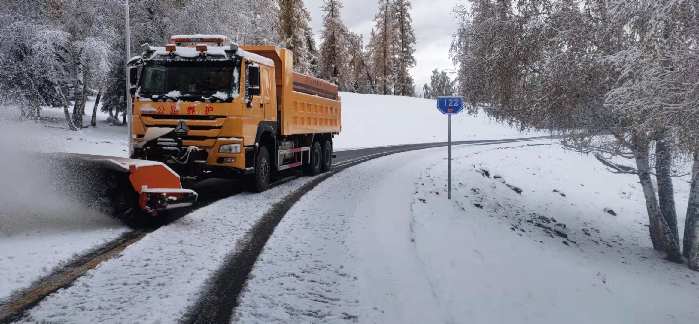 哈巴河公路管理分局多功能除雪车清除G219线积雪  图：郭伟伟.jpg