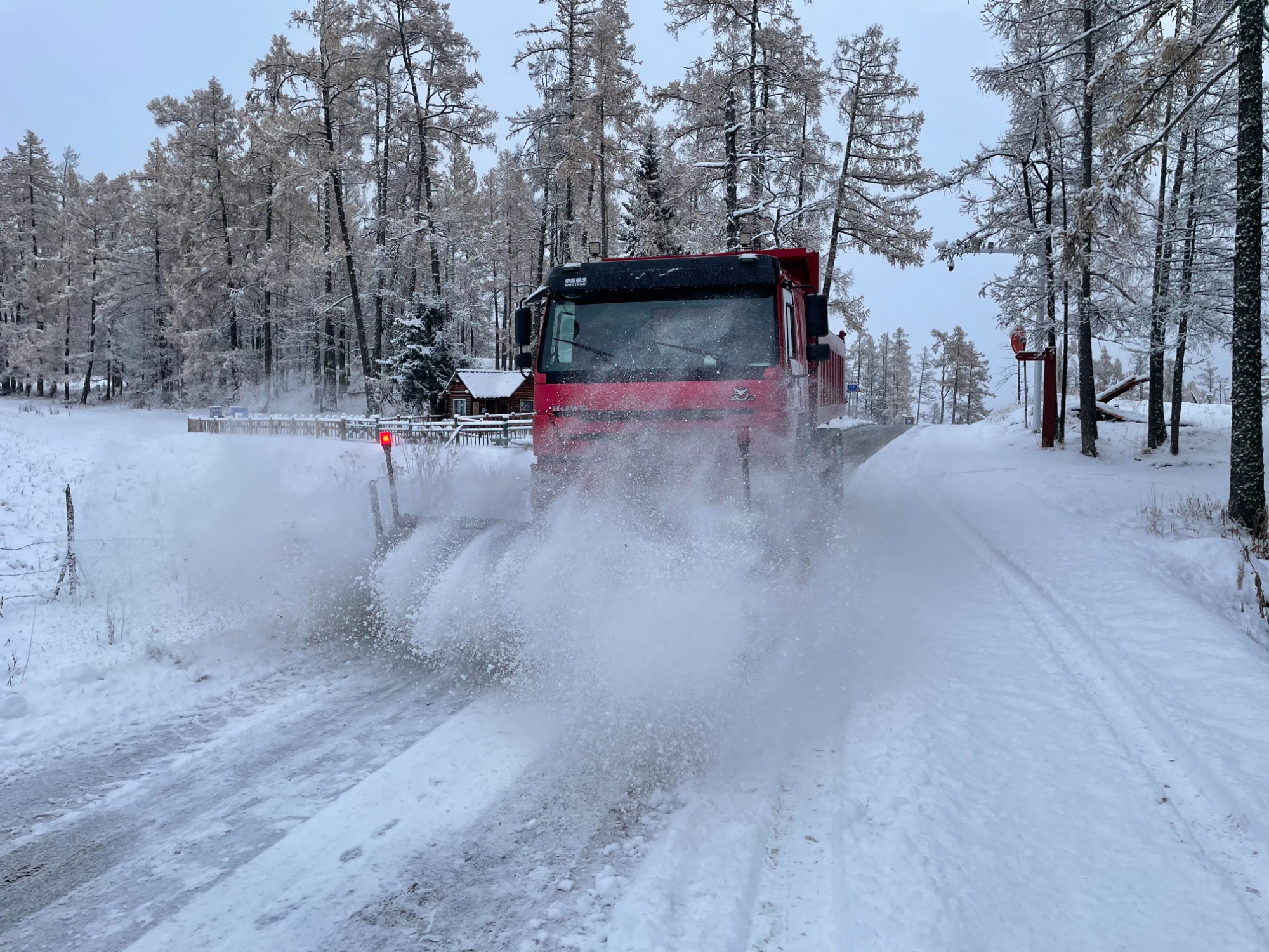 哈巴河公路管理分局多功能除雪车清除积雪中  图：蒋磊.jpg