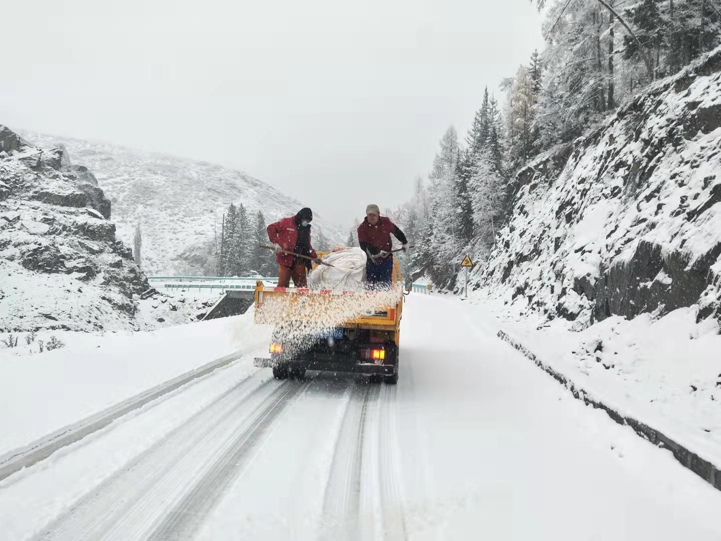 哈巴河公路管理分局抢险队员G219线陡坡处撒布融雪剂 图：托尔洪·阿合米尔.jpg