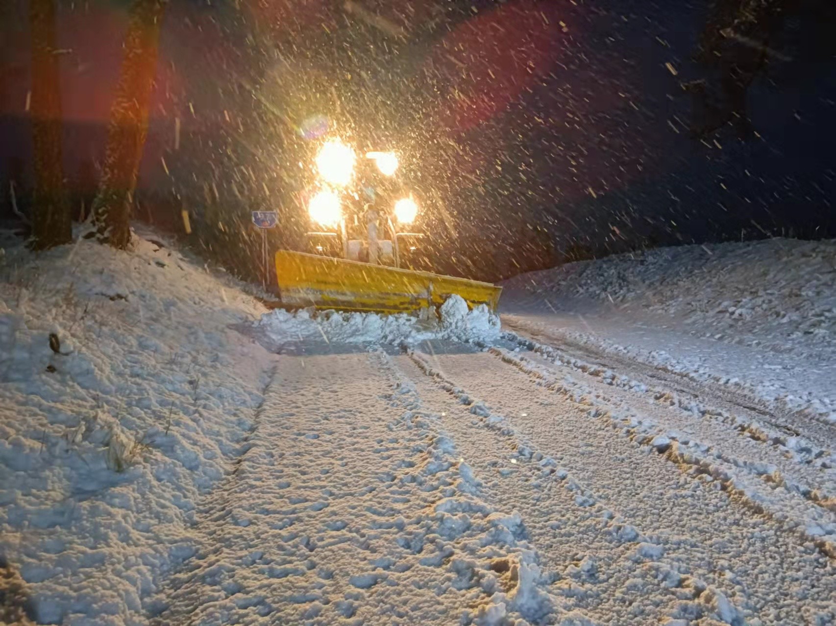 哈巴河公路管理分局清早装载机除雪中  图：徐新建.jpg