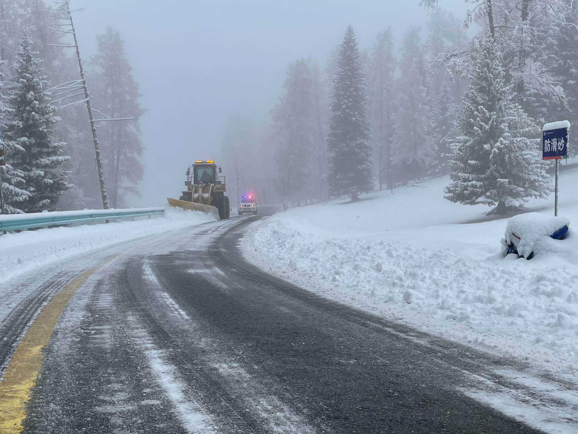 哈巴河公路管理分局装载机清除积雪中  图：蒋磊.jpg