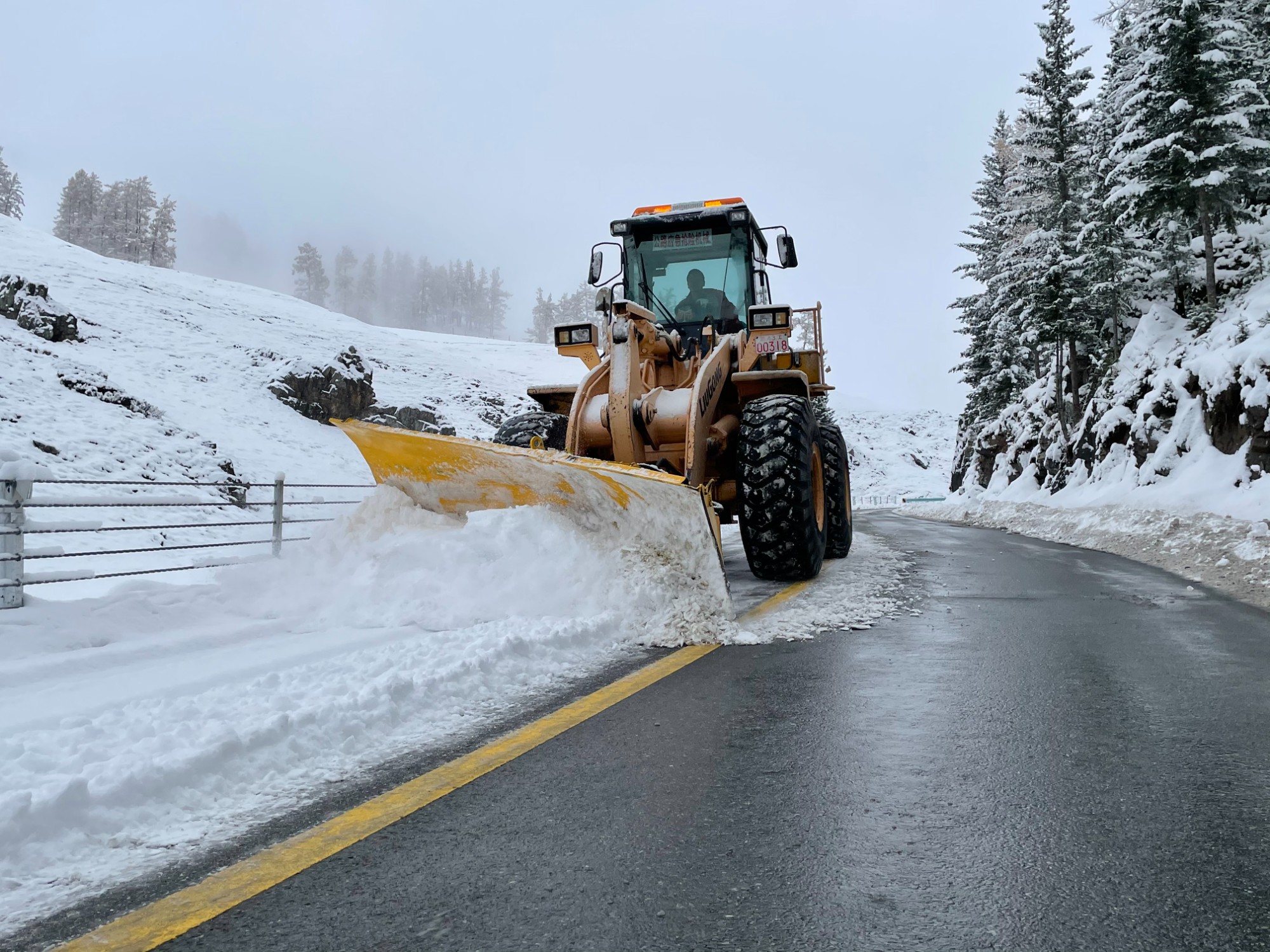 哈巴河公路管理分局装载机清除G219线山区路段积雪中  图：蒋磊.jpg