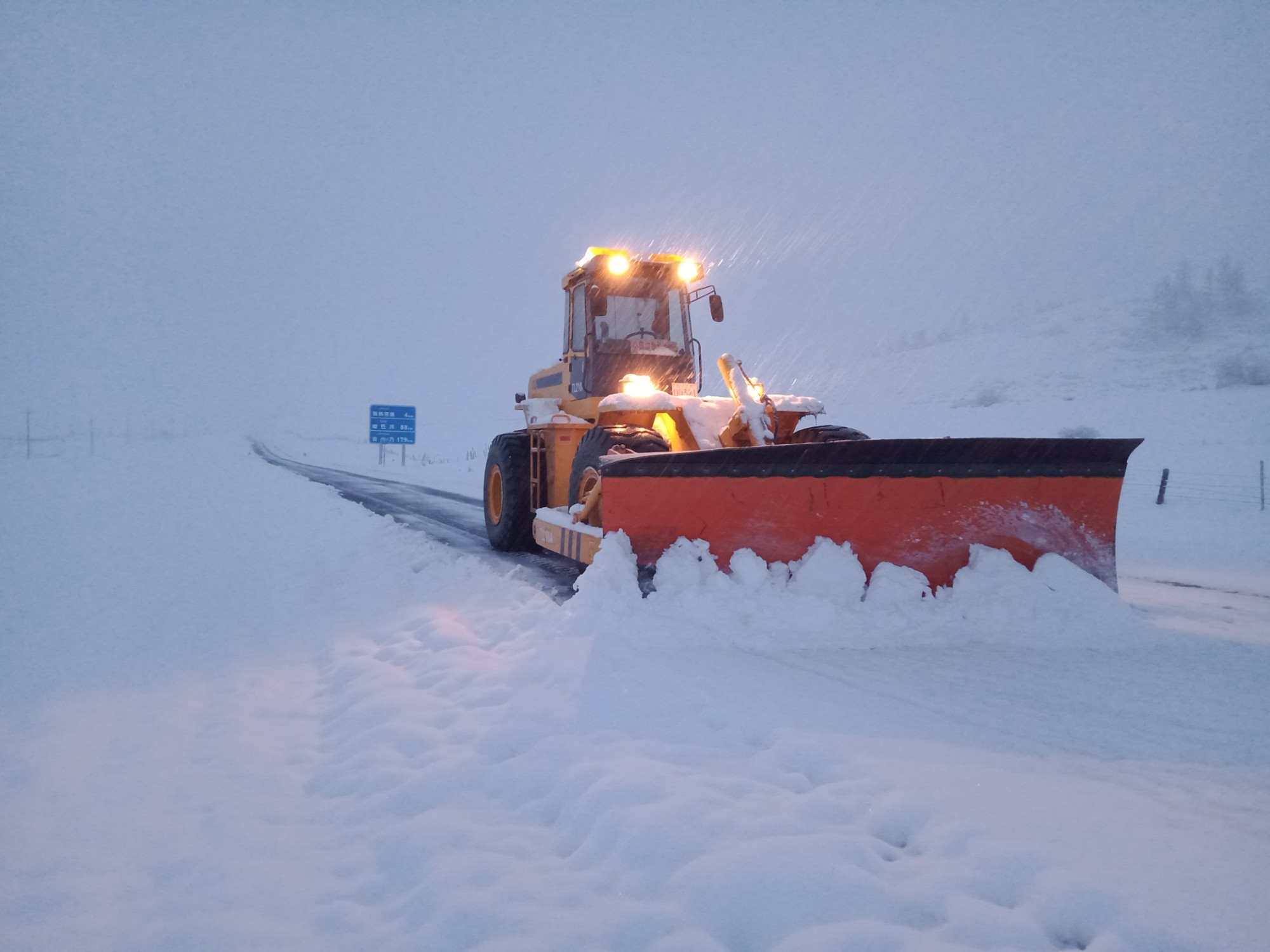 哈巴河公路管理分局轮式推雪车清除G219线道路积雪 图：赛力克别克·阿伟太.jpg