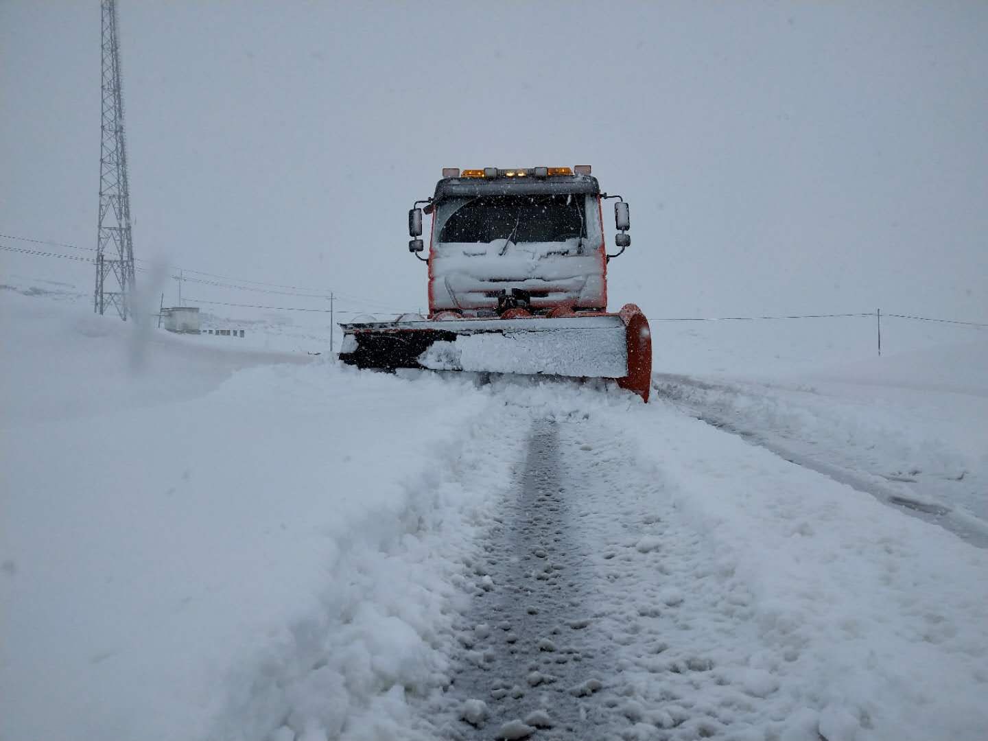 哈巴河公路管理分局多功能除雪车清除G219线道路强降雪 图：米世顺.jpg