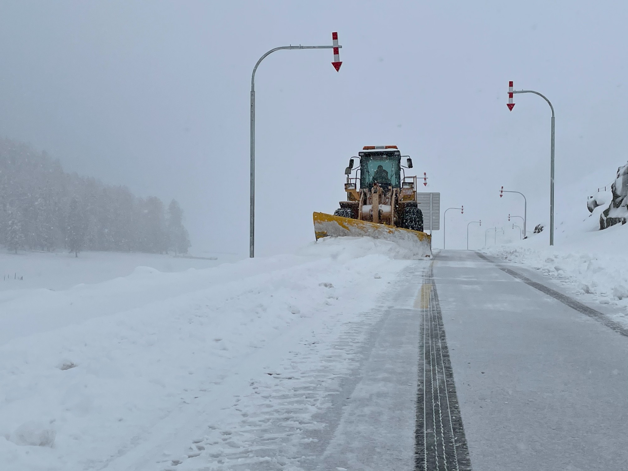 哈巴河公路管理分局装载机扫雪机清除G219线道路积雪 图：蒋磊.jpg