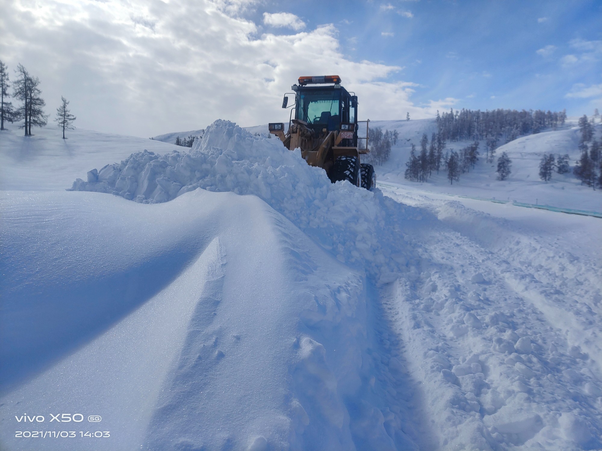 哈巴河公路管理分局装载机清除G219线道路路面风吹雪 图：加尔肯别克·巴合提汗.jpg