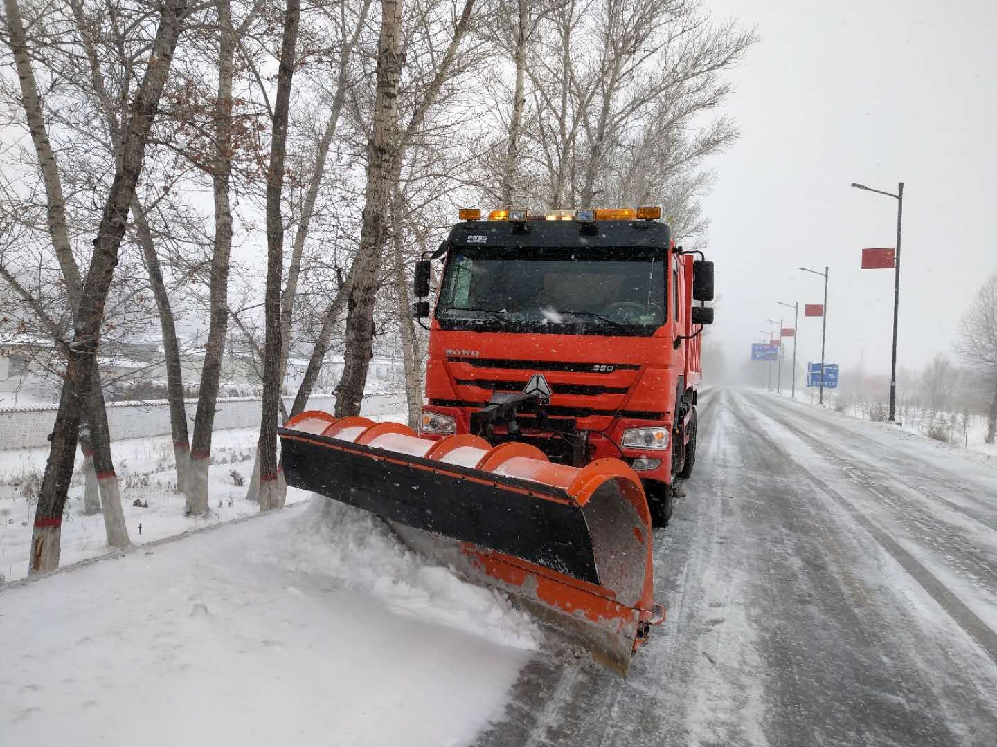 哈巴河公路管理分局多功能除雪车清理G331线路面积雪积冰 图：米世顺.jpg