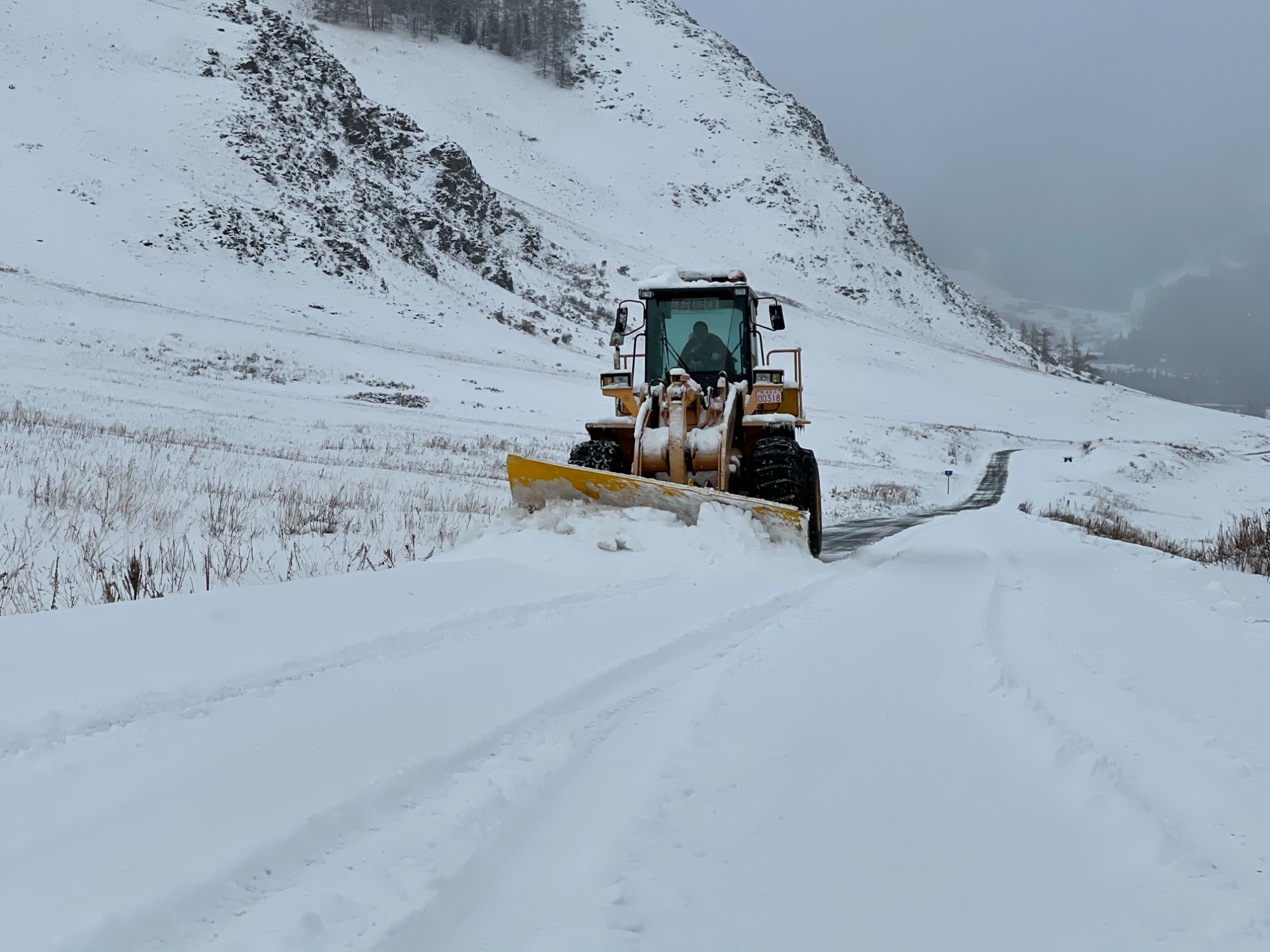 哈巴河公路管理分局装载机清除G219线路面降雪 图：蒋磊.jpg