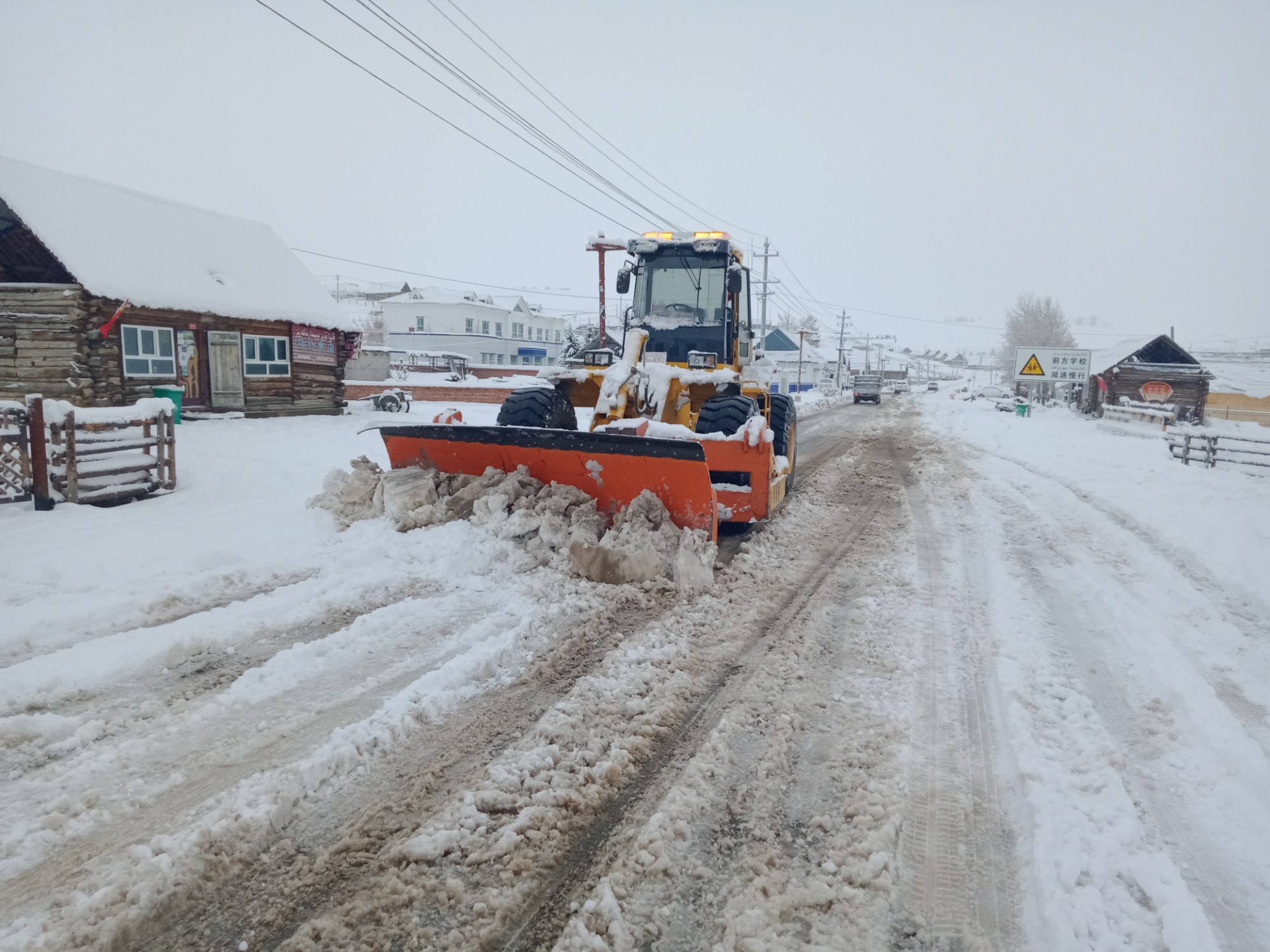 哈巴河公路管理分局轮式推雪车清除G219线道路积雪 图：赛力克别克·阿伟太.jpg