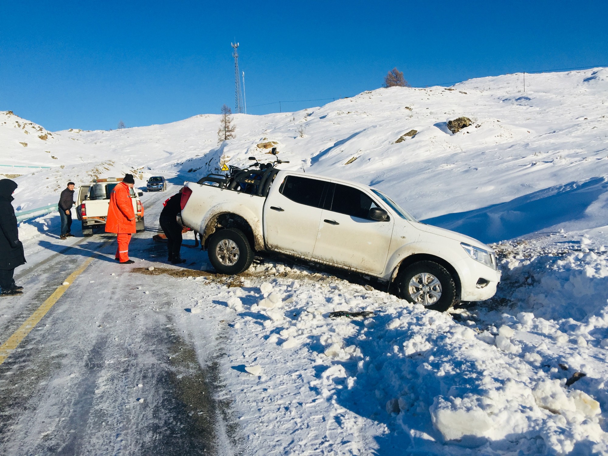 哈巴河公路管理分局冬季除雪保通队员拖拽被困皮卡  图：叶什波·海拉什.jpg