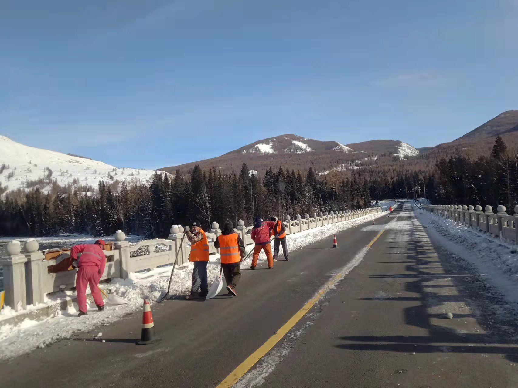 哈巴河公路管理分局职工清理G219线桥面积雪 图：托尔洪·阿合米尔.jpg