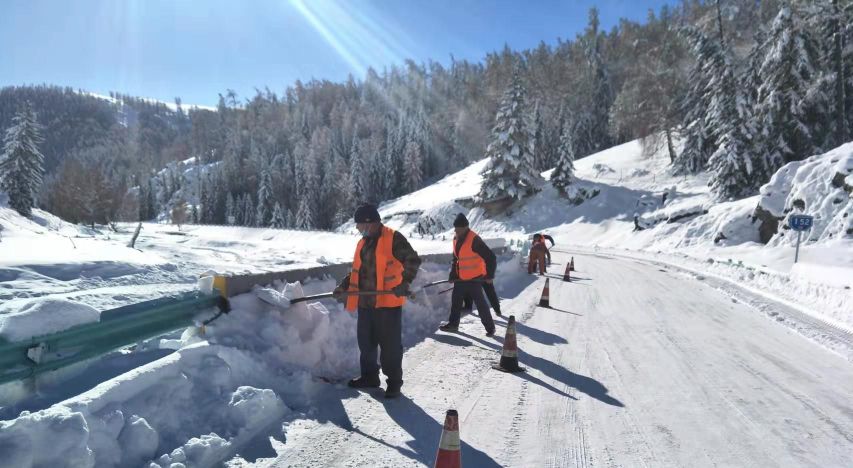 哈巴河公路管理分局职工清理喀纳斯大桥桥面积雪 图：托尔洪·阿合米尔.jpg