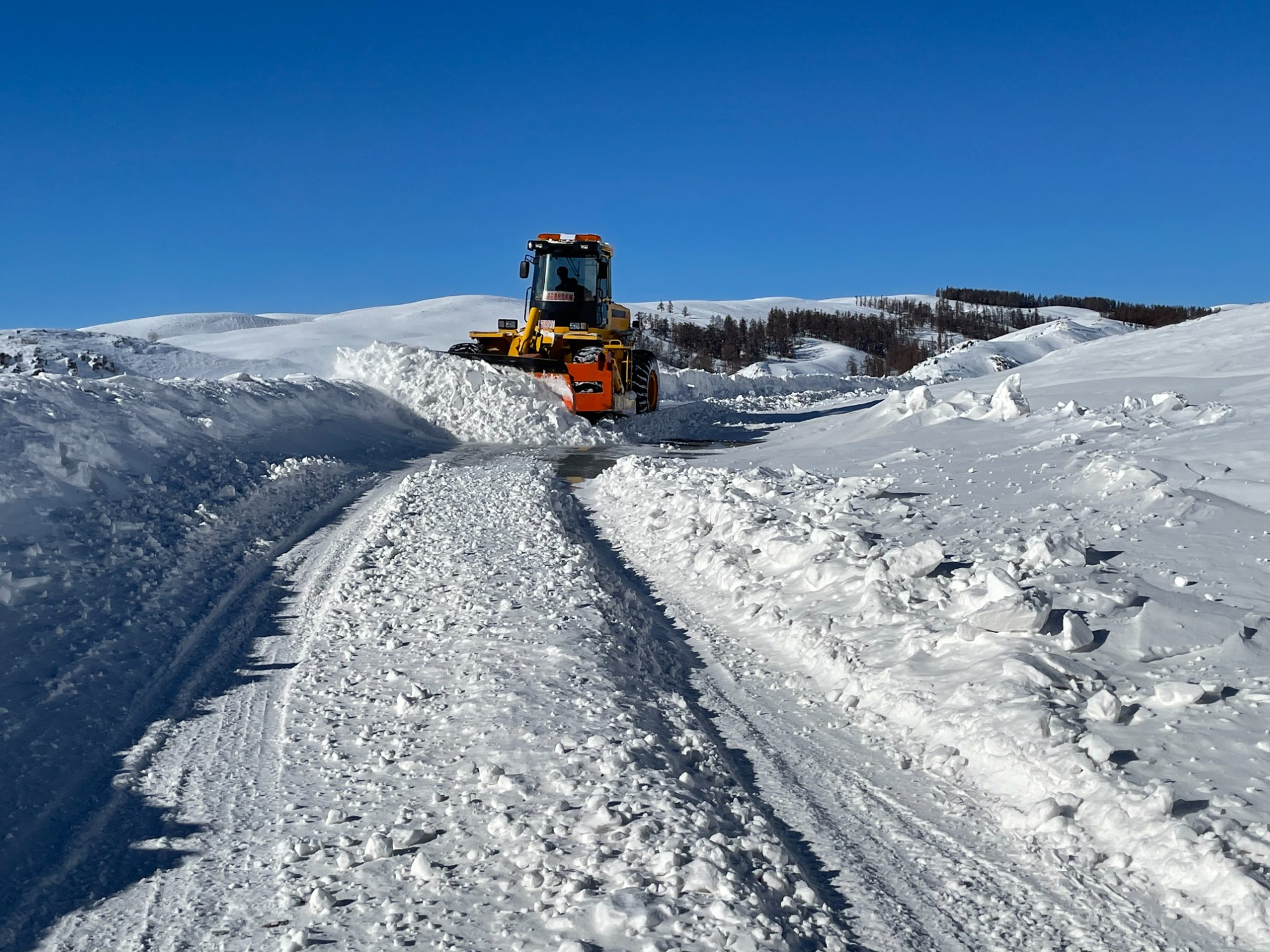 哈巴河公路管理分局轮式推雪机清理风吹雪  图：蒋磊.jpg