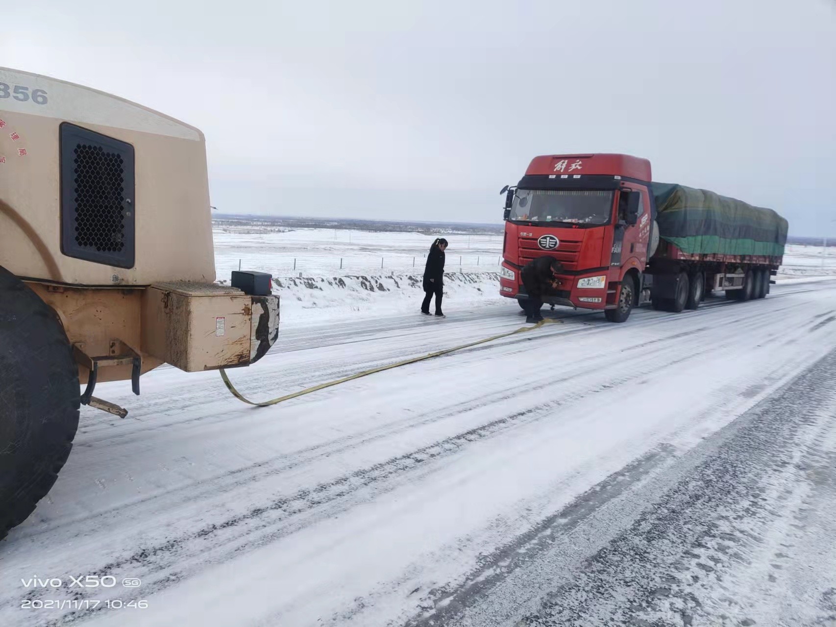 哈巴河公路管理分局职工使用装载机拖拽重型货车 图：加尔肯别克·巴合提汗.jpg