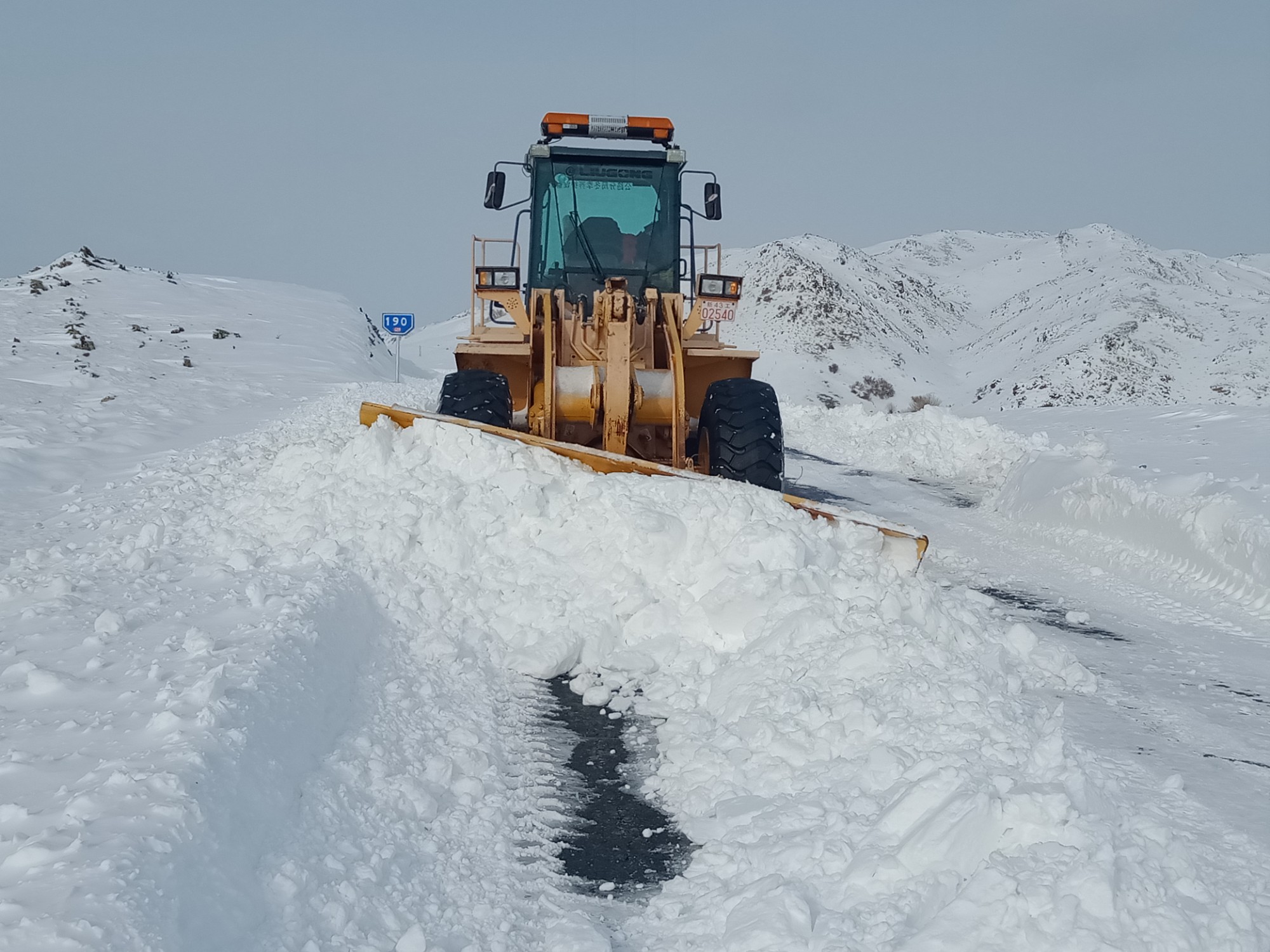 除雪融冰 哈巴河公路人在路上