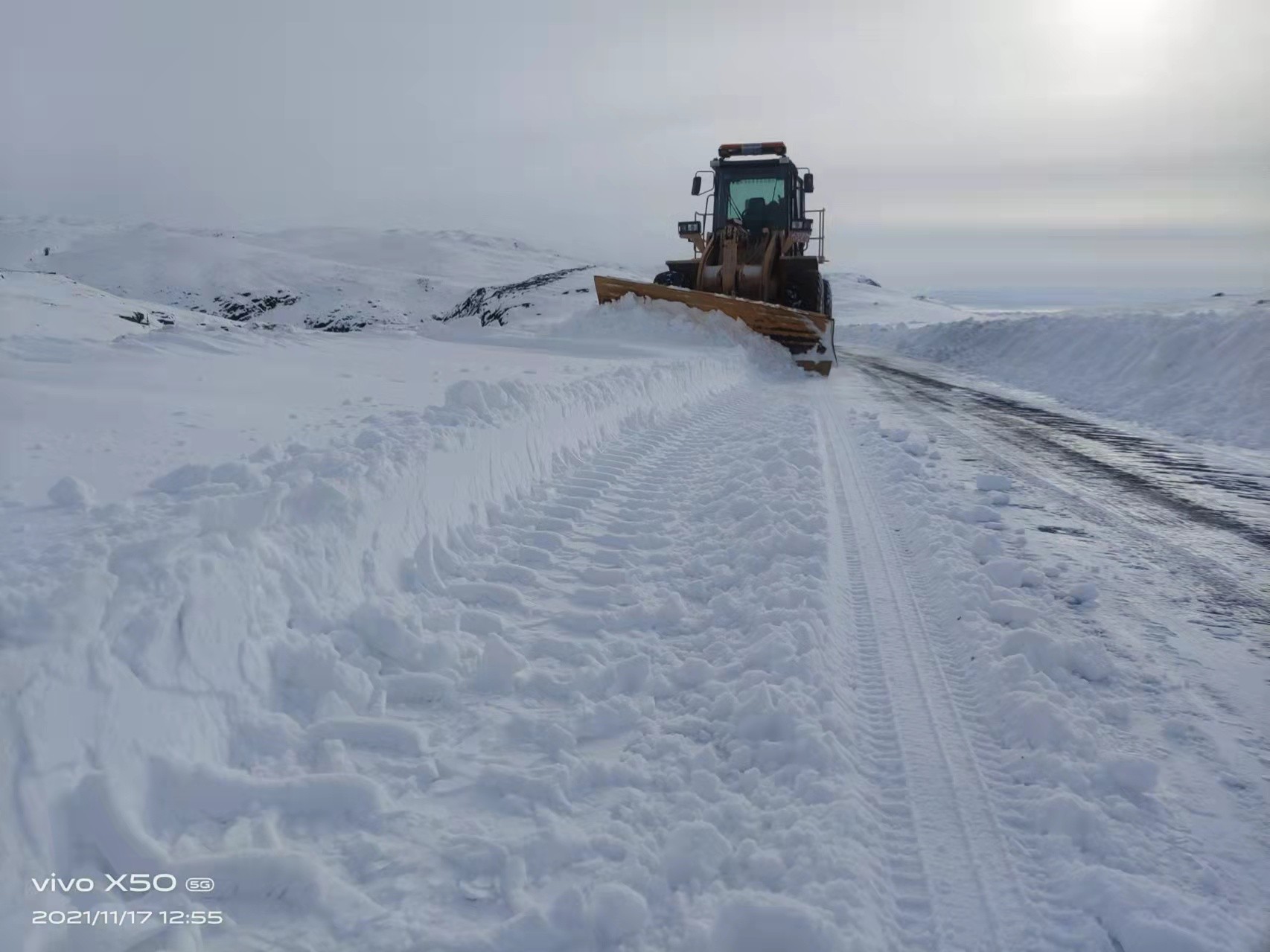 哈巴河公路管理分局装载机G219线清除积雪  图：加尔肯别克·巴合提汗.jpg