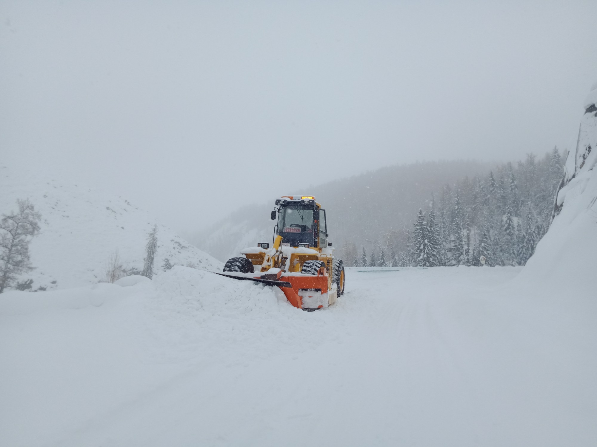 哈巴河公路管理分局装载机清除G219线山区路段积雪 图：赛力克别克·阿伟太.jpg