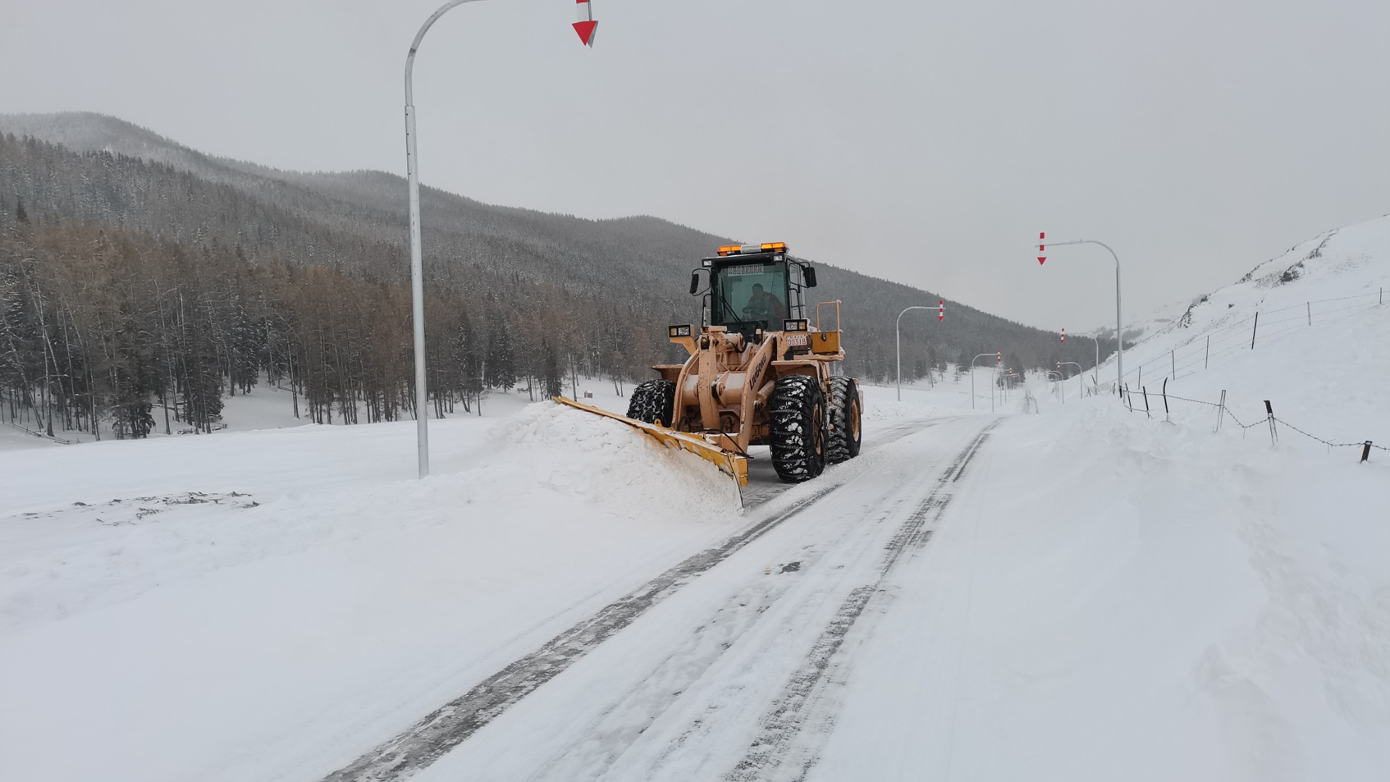 哈巴河公路管理分局装载机清除G219线山区路段积雪 图：张恒.jpg