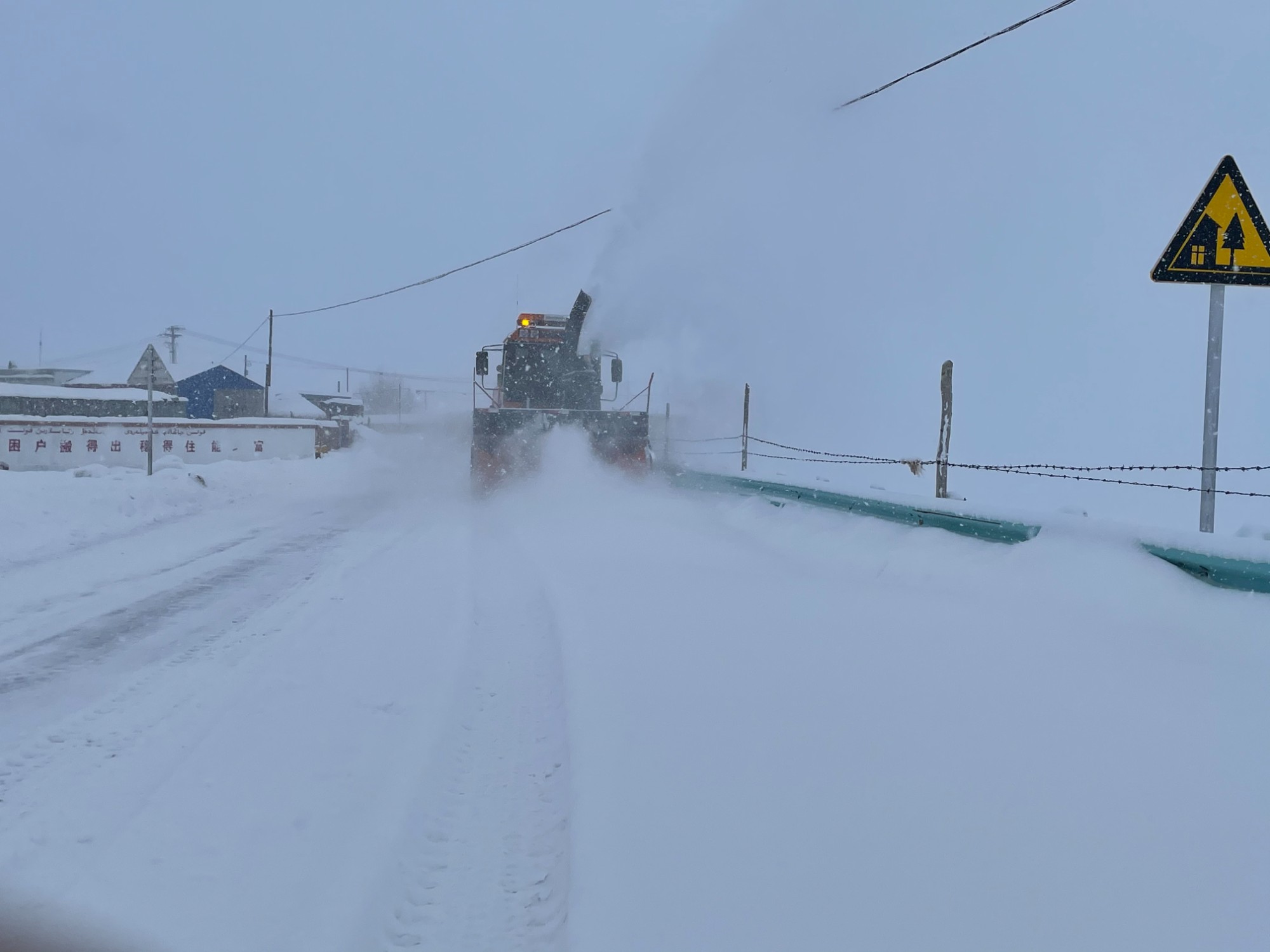 哈巴河公路管理分局旋抛除雪车清除G219线积雪 图：蒋磊.jpg