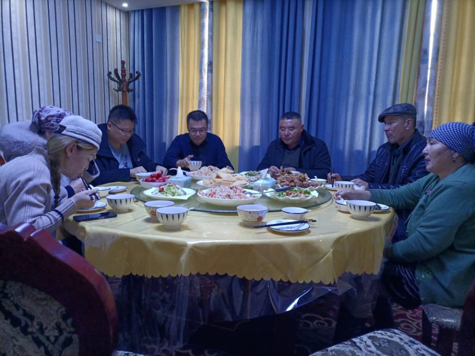 哈巴河公路管理分局在食堂与牧民召开座谈会   图：马晨.jpg