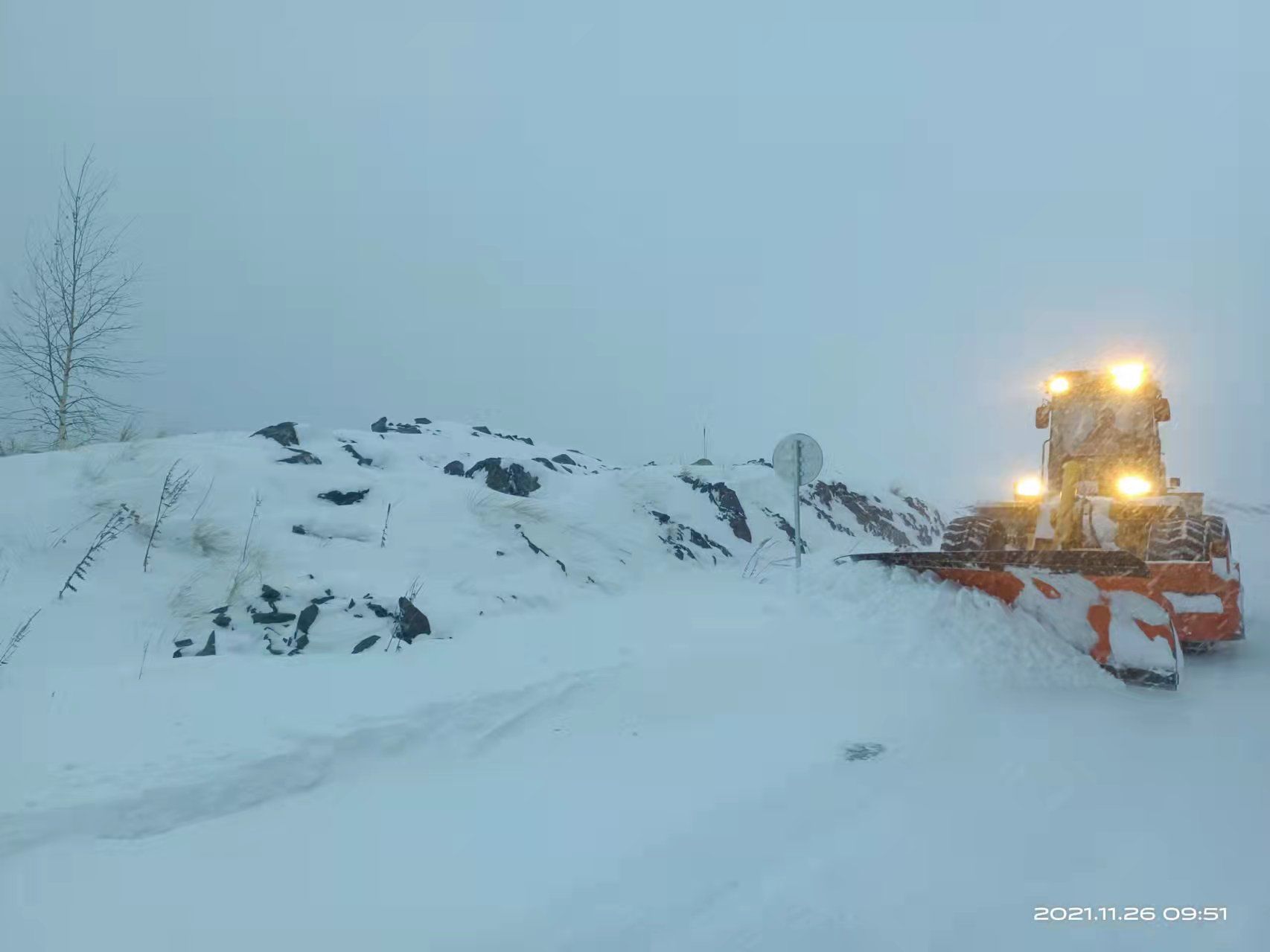 哈巴河公路管理分局轮式推雪车在G219上除雪  图：叶滨.jpg