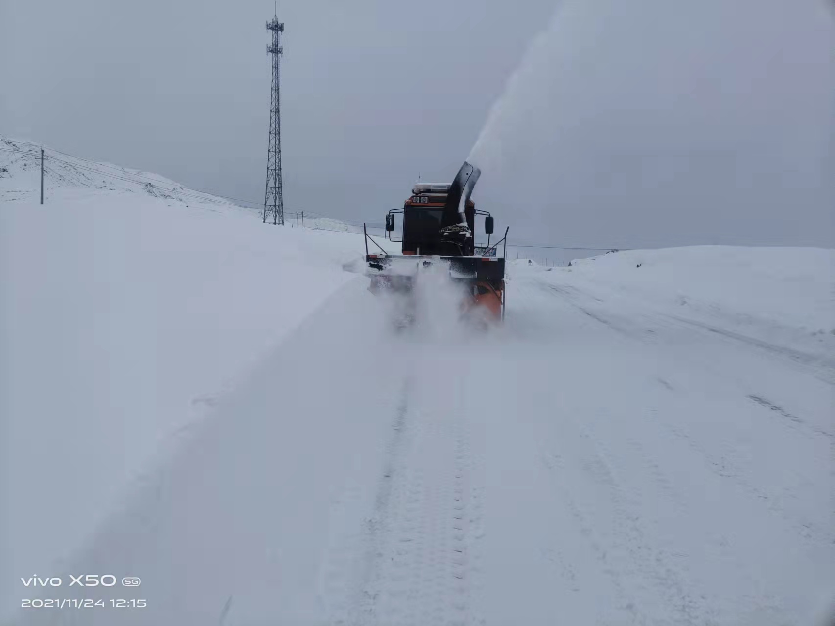 哈巴河公路管理分局旋抛除雪车清理风吹雪  图：加尔肯别克·巴合提汗.jpg