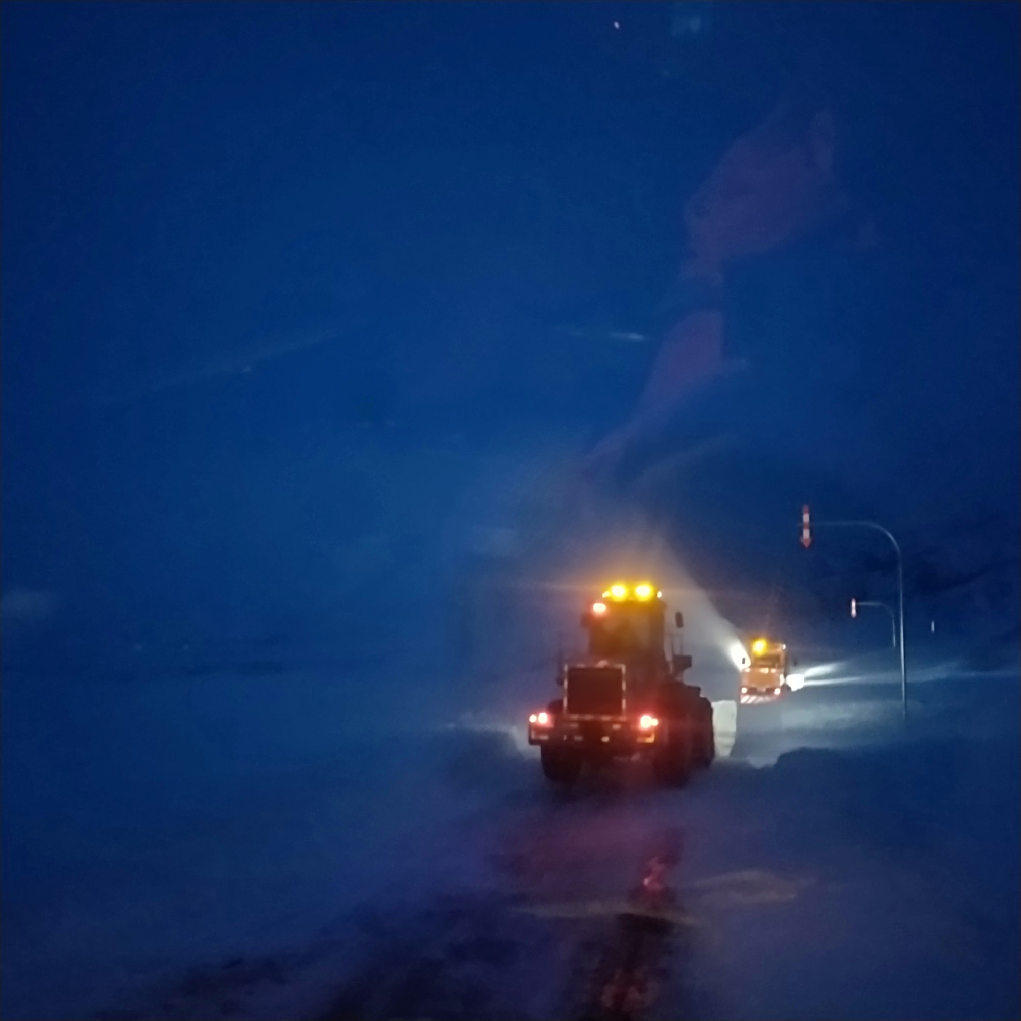 哈巴河公路管理分局除雪保通队员天还未亮就奋战在除雪保通路上  图：许立全.jpg