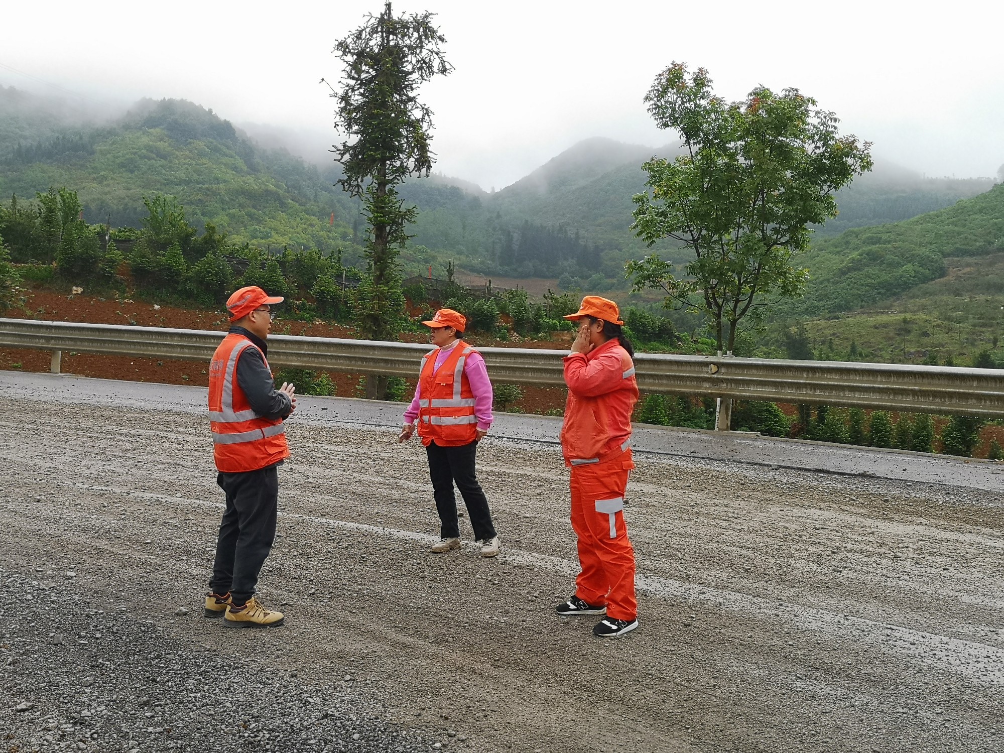 检查组对道路交通隐患点进行排查.jpg