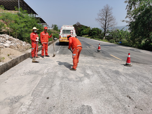 讲解路面坑塘修补事项_副本.jpg