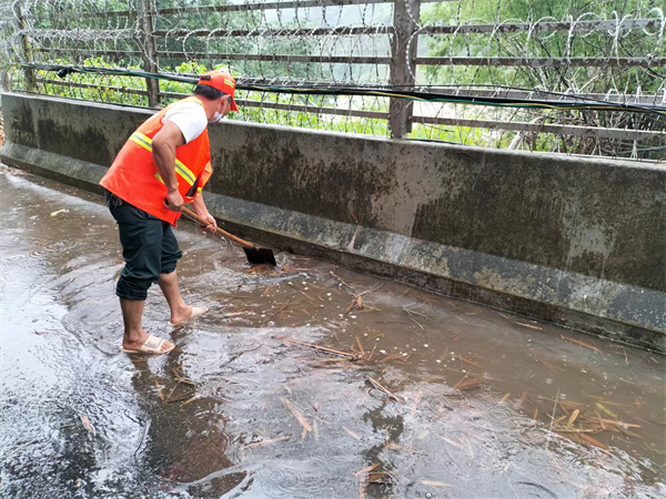 处理路面积水.jpg