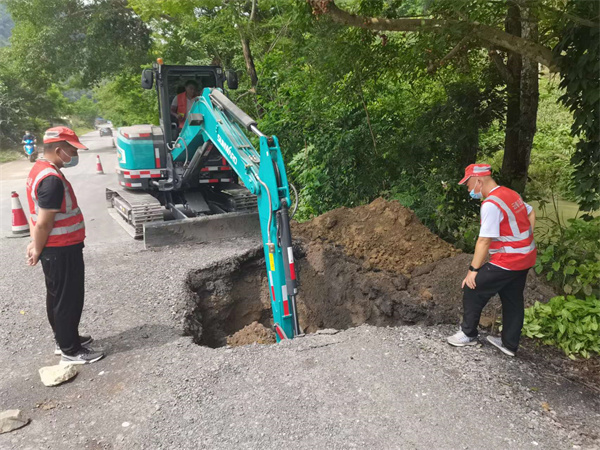 及时处置路面沉陷、确保道路畅通.jpg