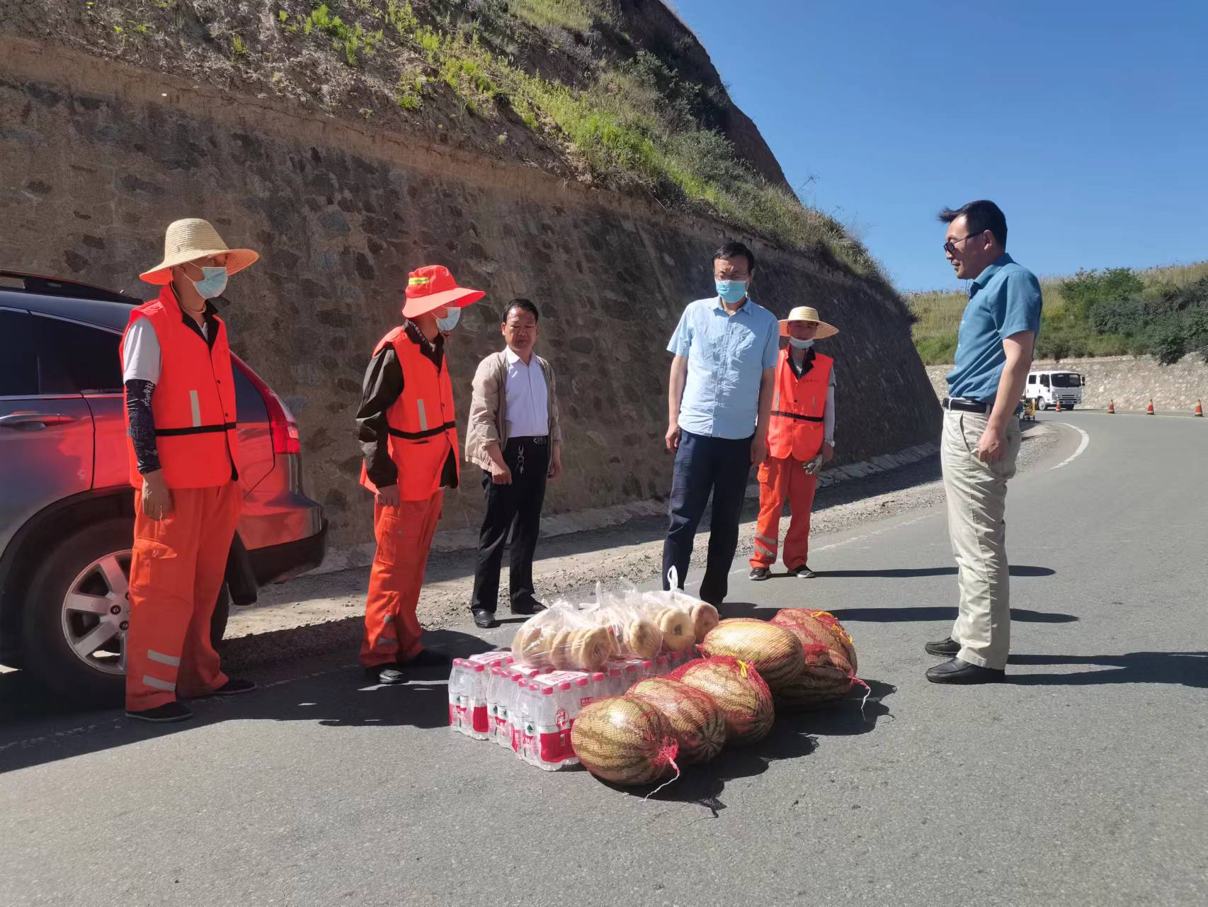 甘谷公路段 夏送清凉到一线 (1).jpg