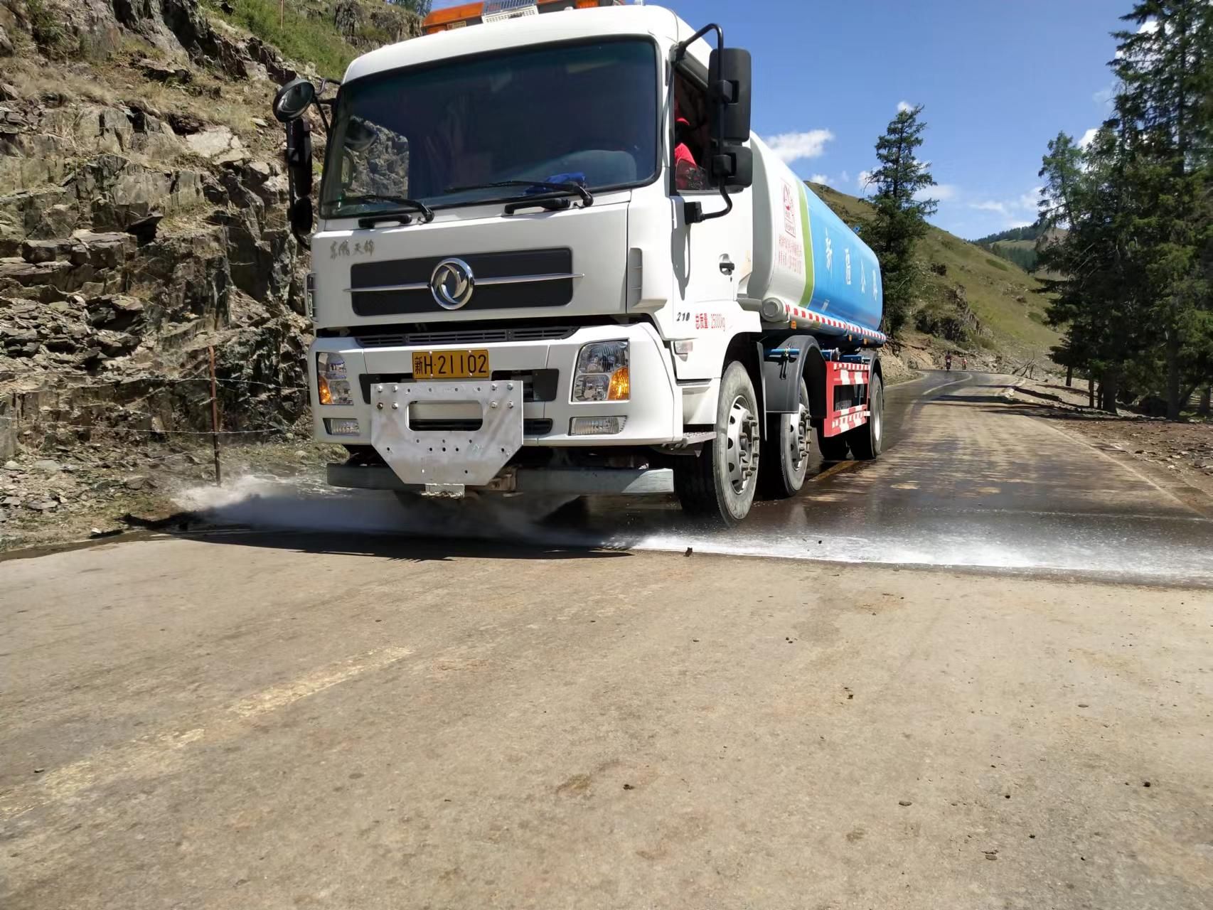 哈巴河分局使用撒水车冲洗山区牛羊转场必经路段公路路面粪便及尘土 图：米世顺.jpg