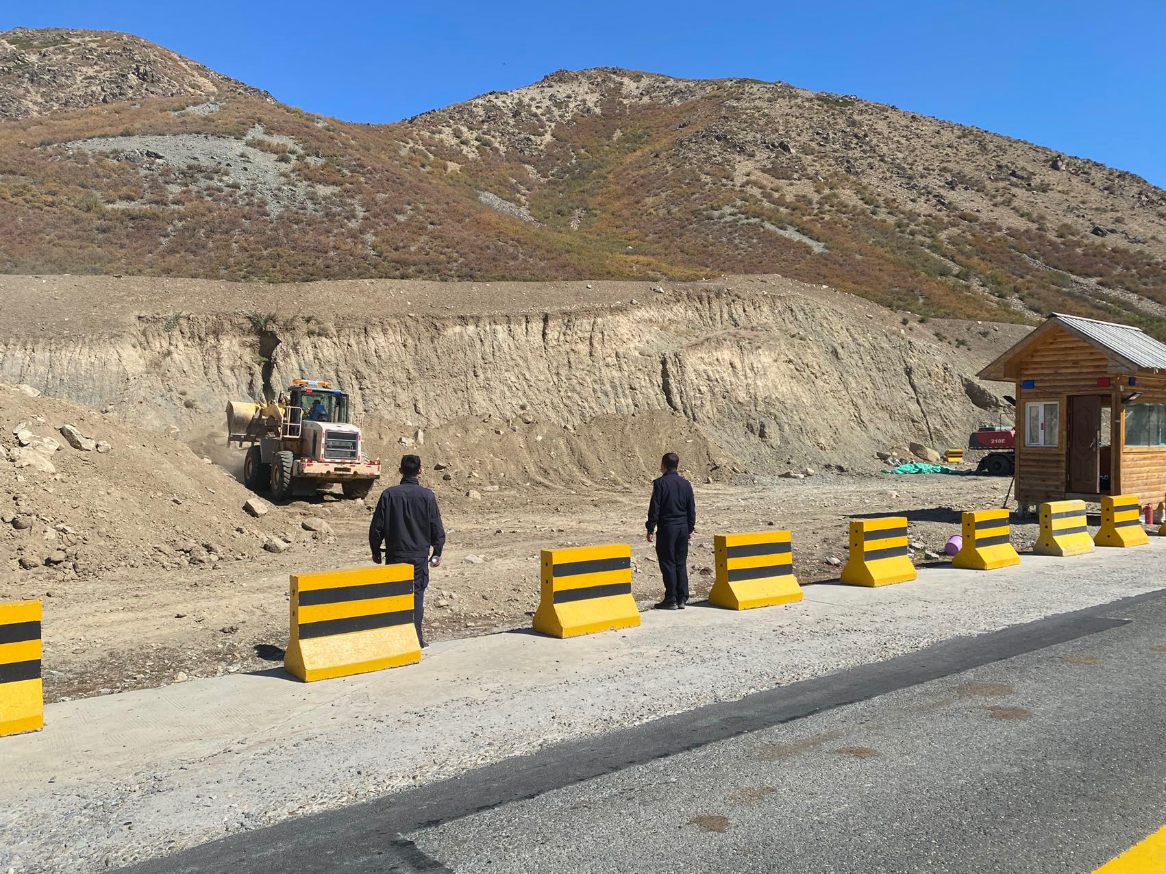 （投稿使用图片 别的不用）哈巴河公路管理分局与站工作人员一起一起开展警民联手共建、提升驻地环境 活动  图：苏玮.jpg