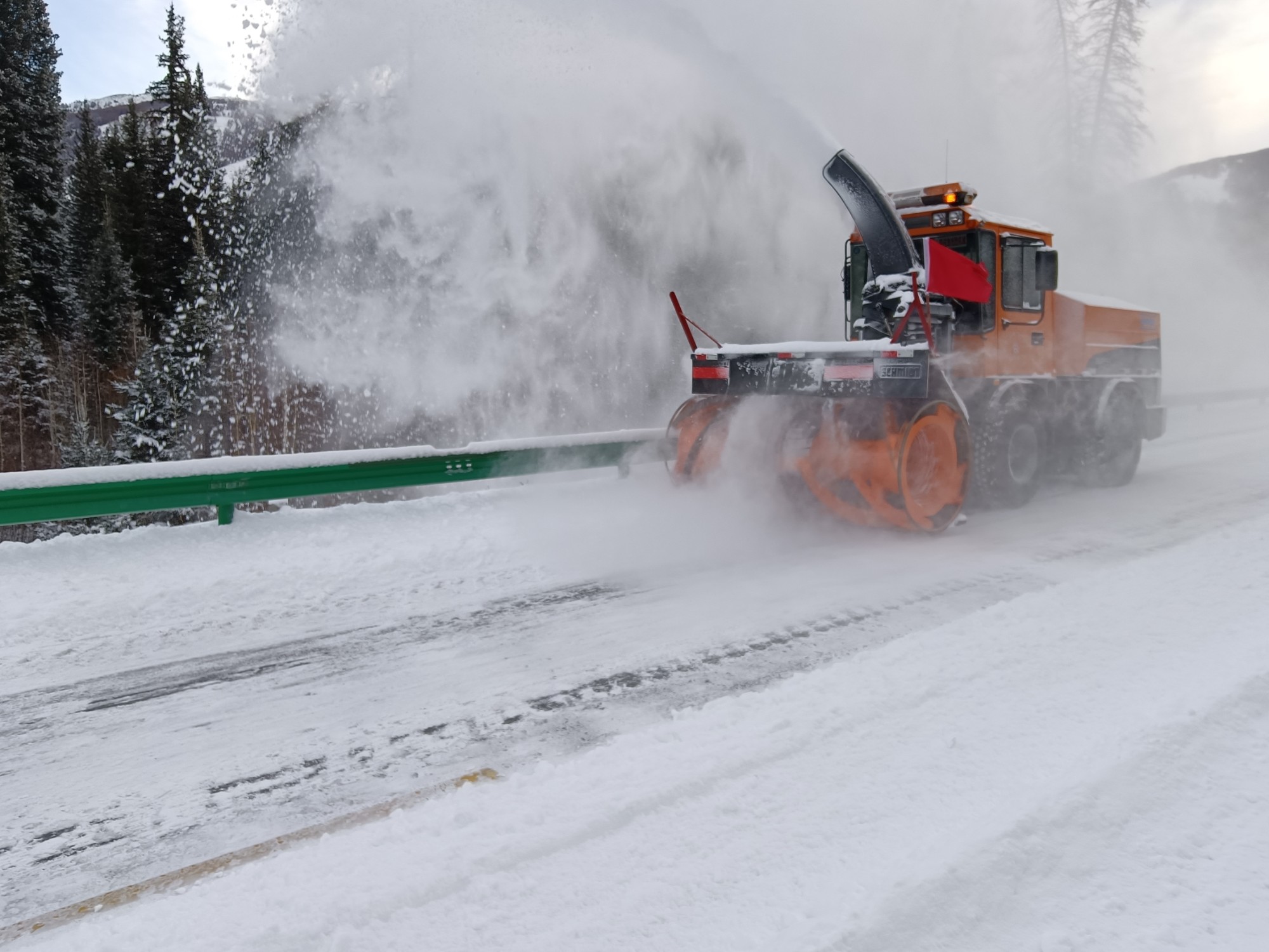 哈巴河公路管理分局旋抛除雪车除雪  图：赵卫峰.jpg