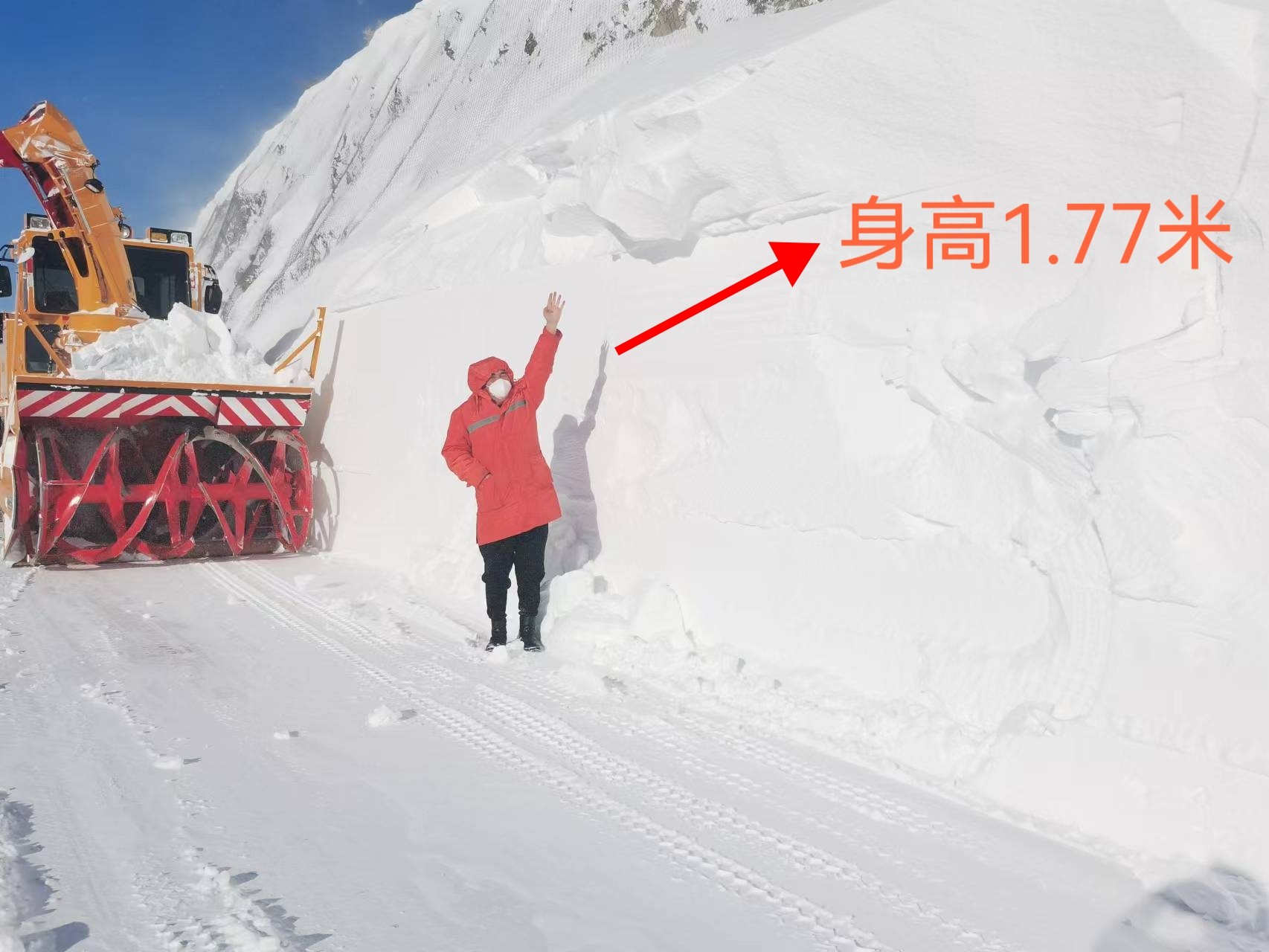 分局技术员阿德力汗·尧先站在风吹雪积雪前 图：高贺.jpg