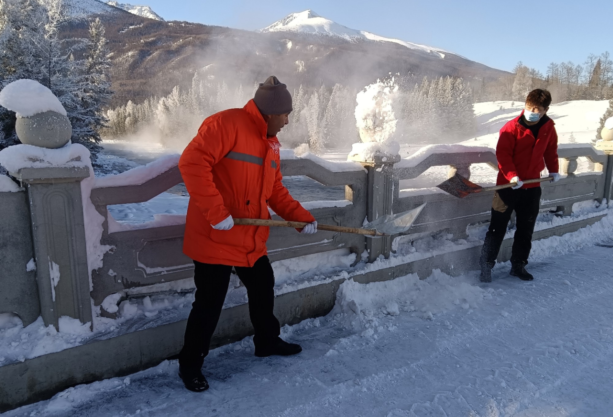 哈巴河公路管理分局冬季除雪保交通队员清理喀纳斯大桥桥面积雪中 图：赵卫峰.jpg