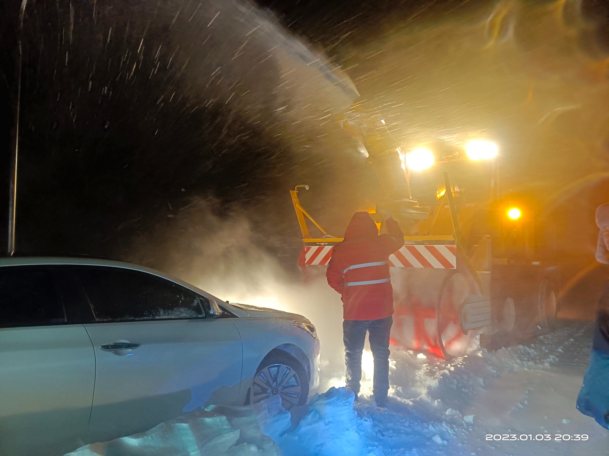 抢险队员在指挥旋抛除雪车 拍摄：叶兵.jpg