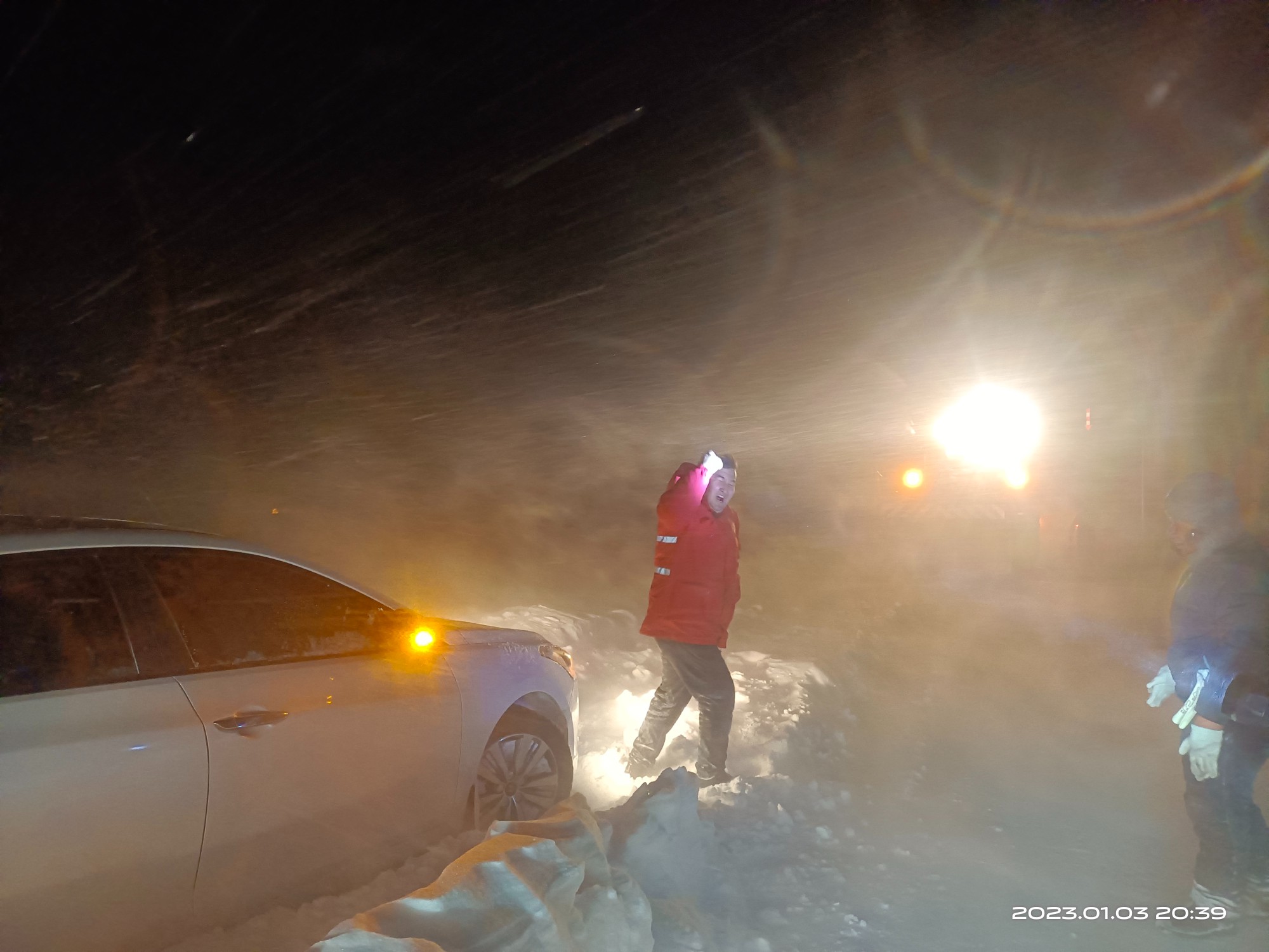 抢险队员到达雪阻地点  拍摄：叶兵.jpg