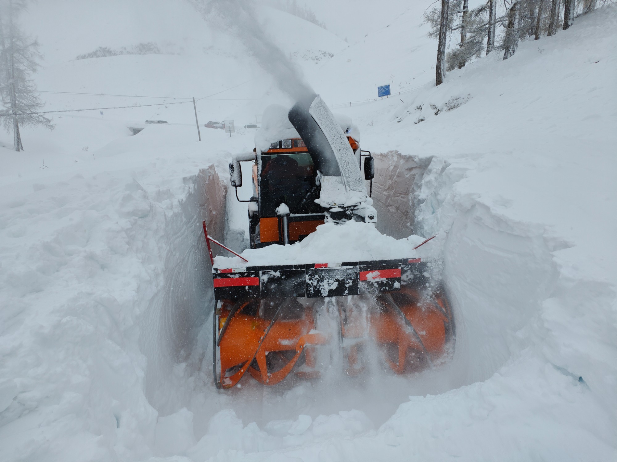 哈巴河分局旋抛除雪车清除推山雪中 图：张振东.jpg