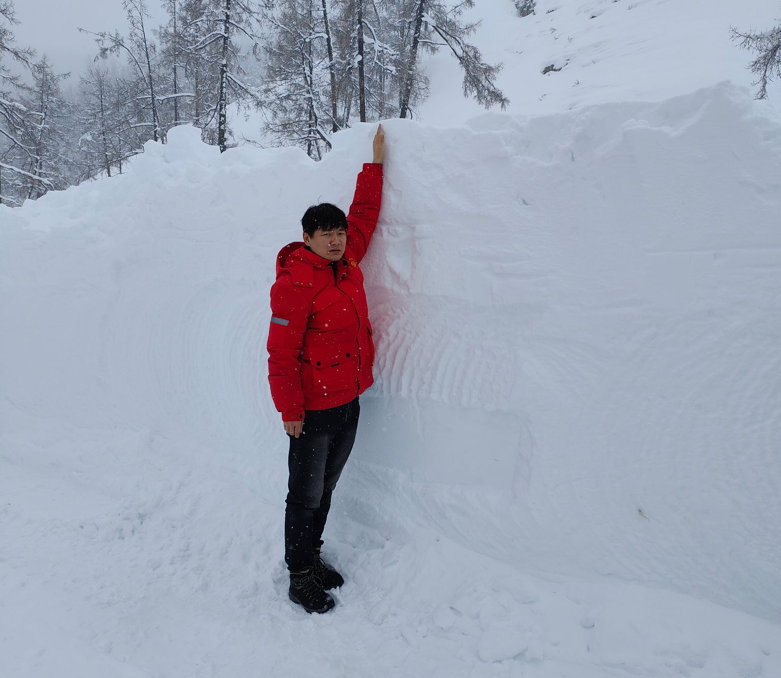 推山雪清除后的雪墙高度 图：张振东.jpg