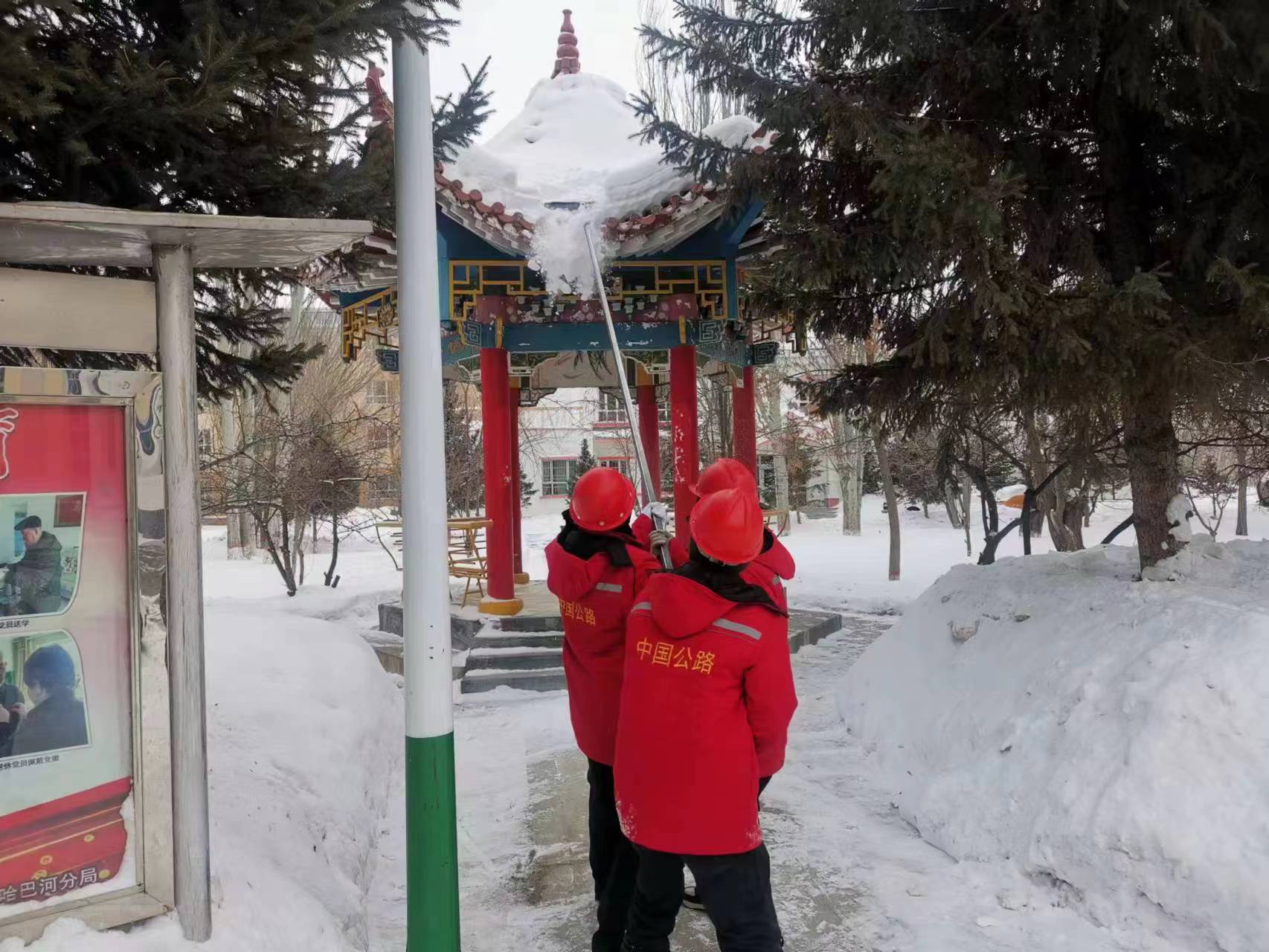 局职工对建筑物顶部进行隐患排查，清除凉亭顶部附着积雪   图：易贤腾.jpg