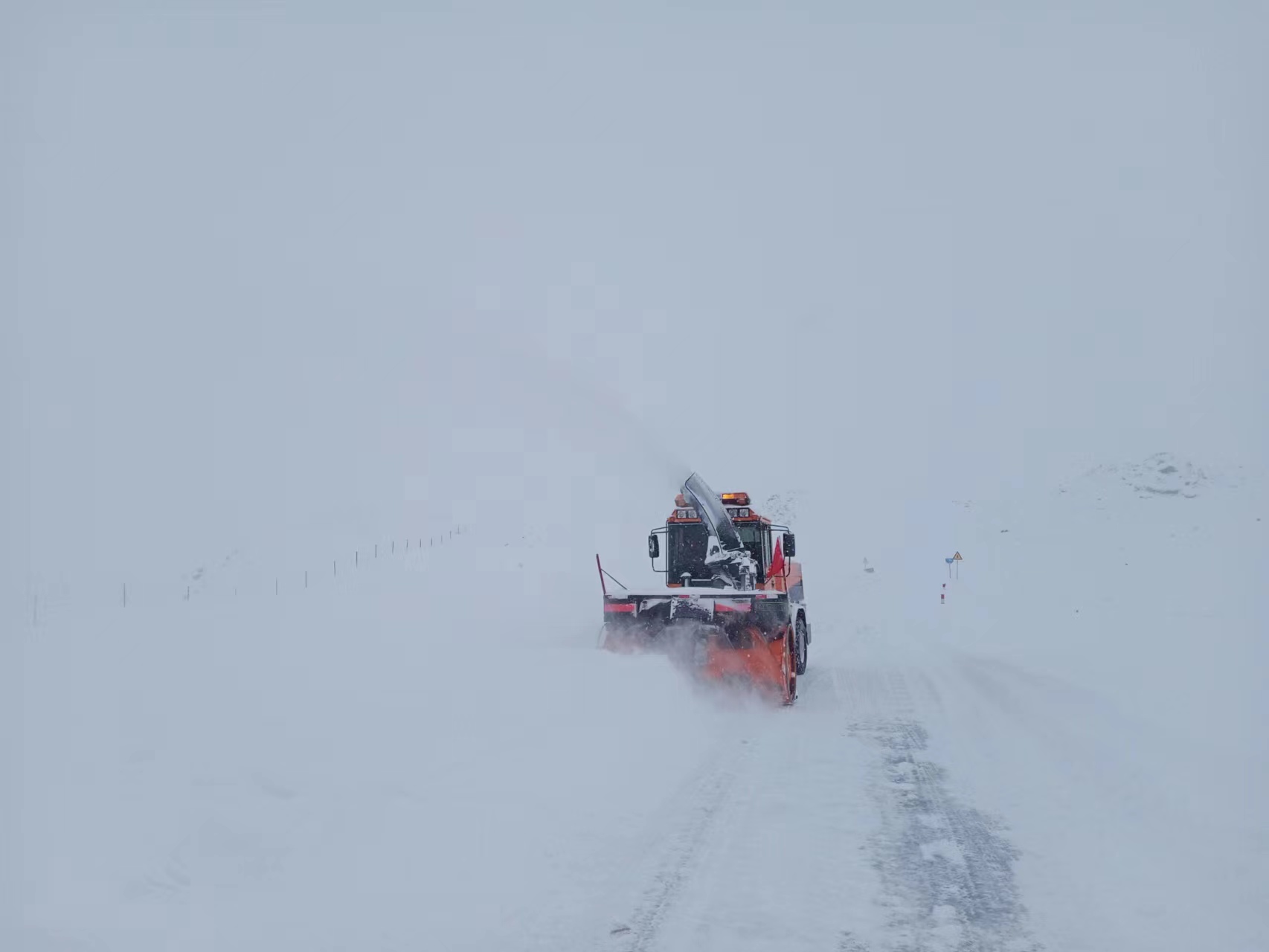 旋抛除雪车清理G219线K194段路面积雪 拍摄：阿德力汗.jpg